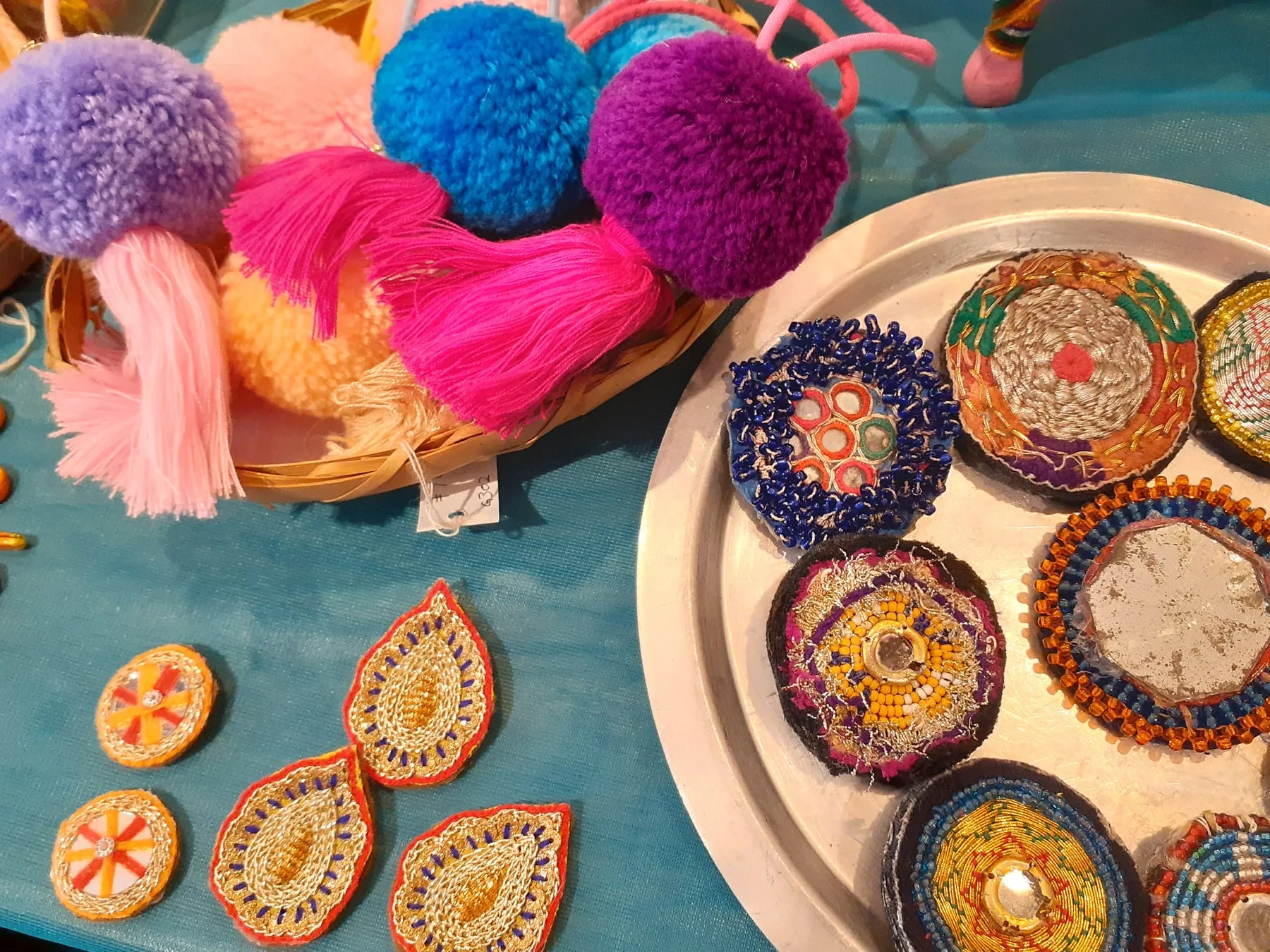 カラフルなポンポンと刺繍の工芸品