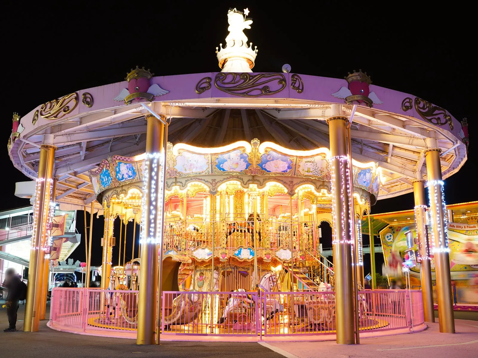 サンリオキャラクターのメリーゴーラウンド夜景