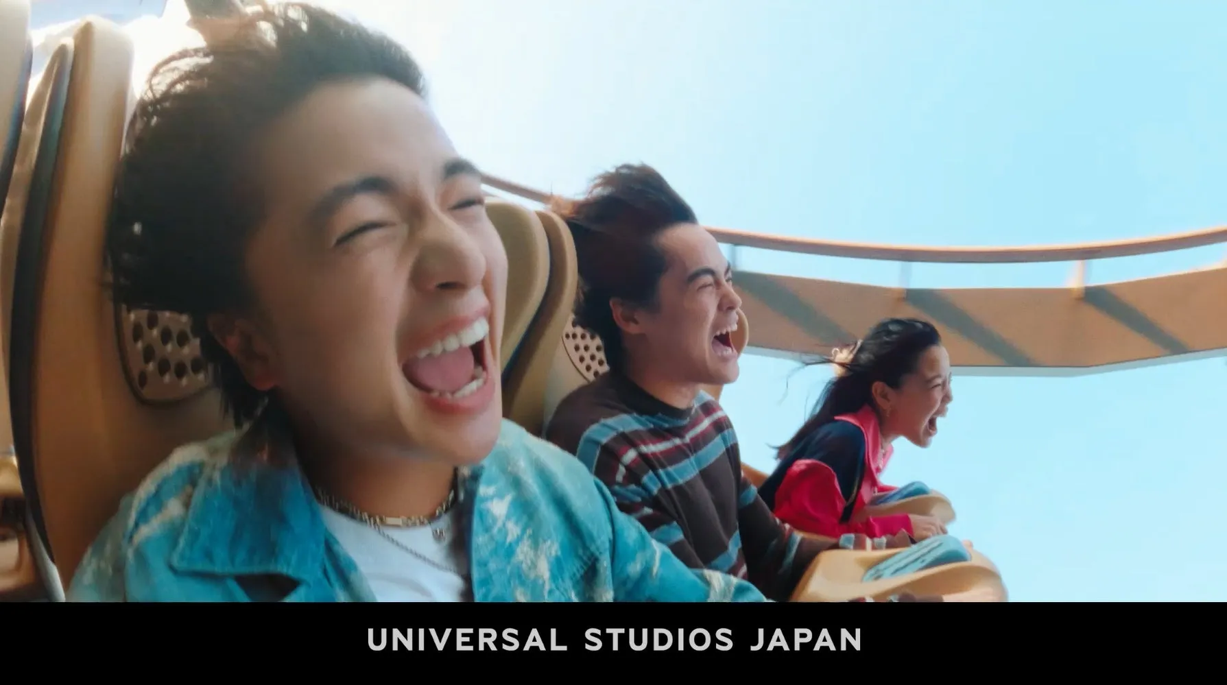 ユニバーサル・スタジオ・ジャパンでアトラクションを楽しむ若者たち