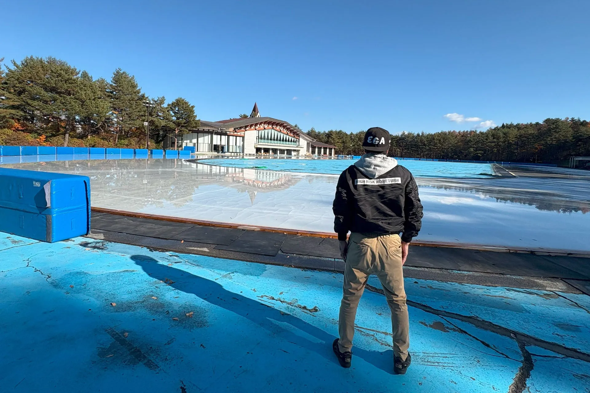 会場の富士急ハイランド コニファーフォレストを視察する江頭2:50とブリーフ団