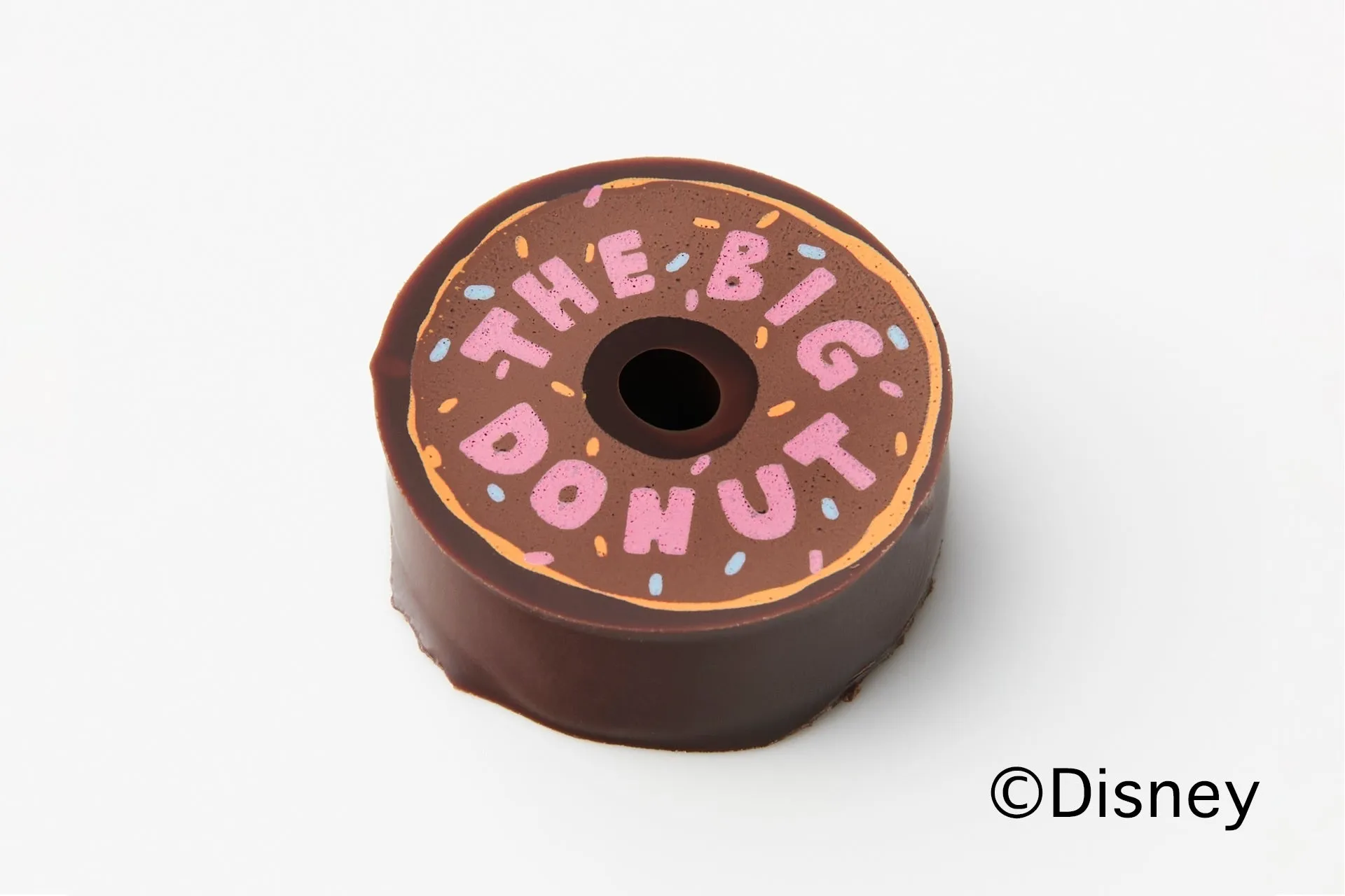 愛らしいドーナツ型ショコラ。ふんわり生地とガナッシュをビターチョコでコーティング