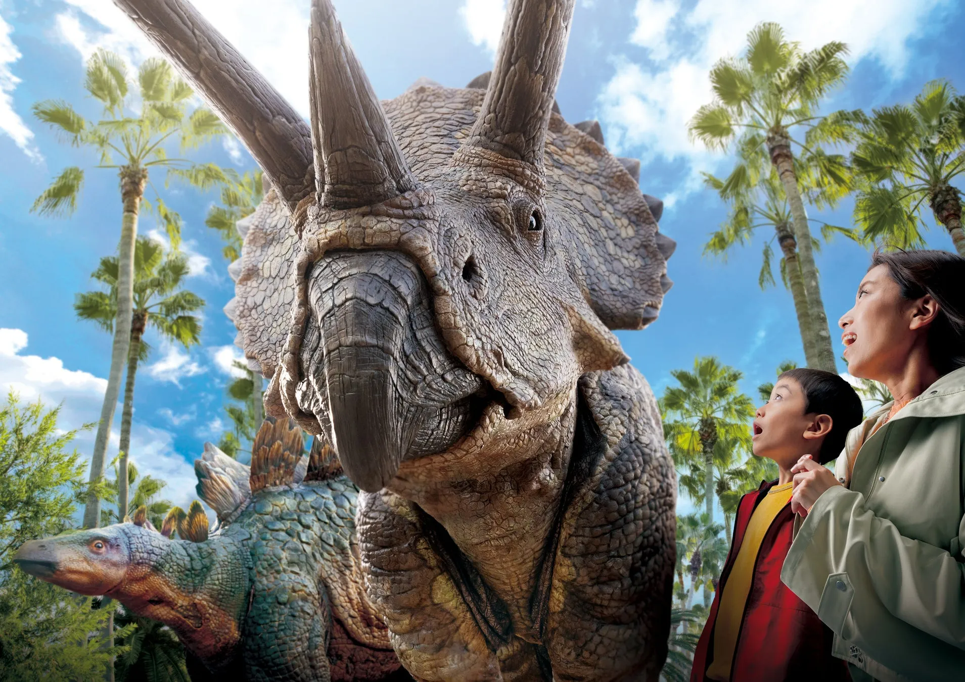 トリケラトプスの模型と驚く親子