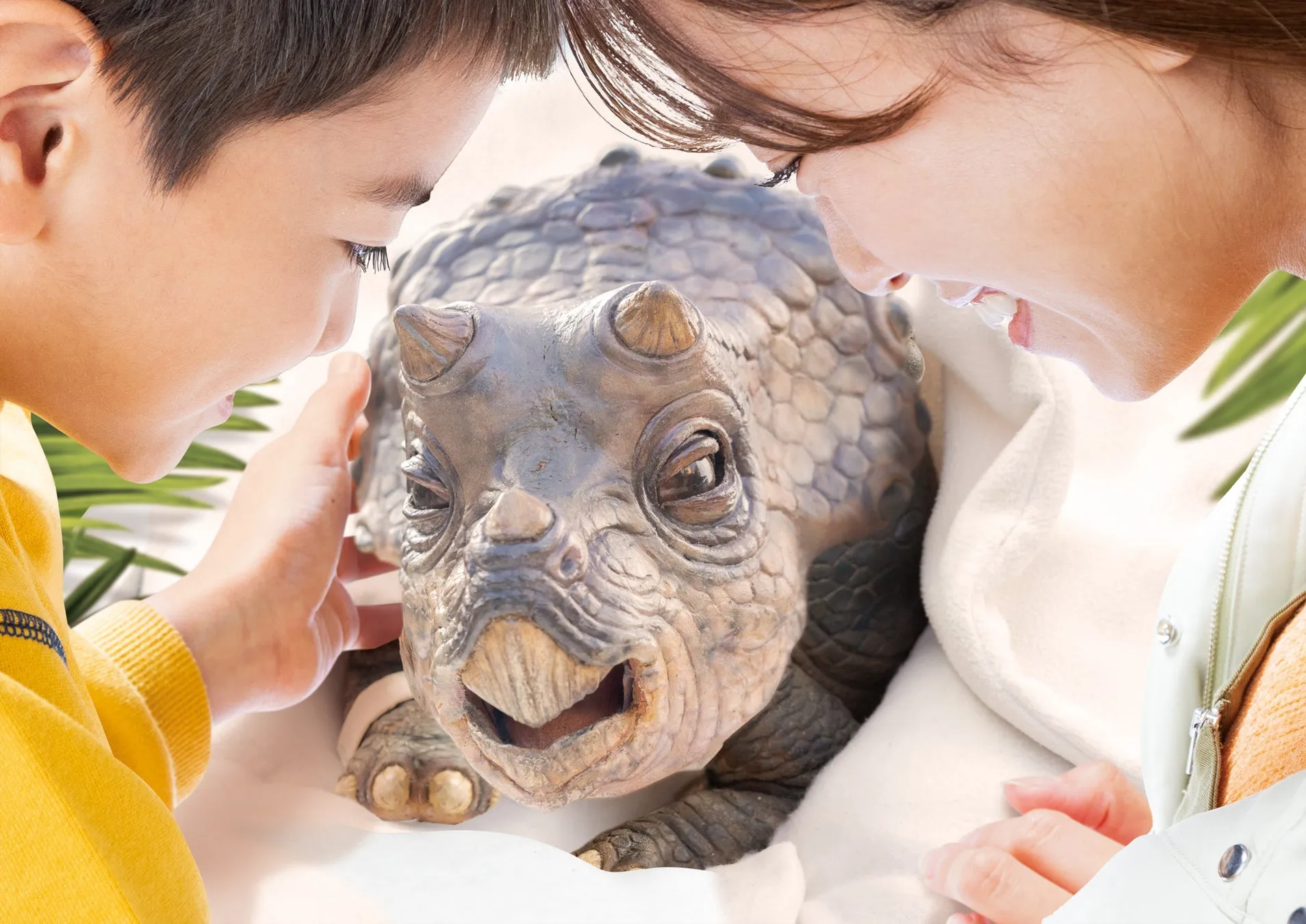 恐竜の赤ちゃんと笑顔の子供と女性