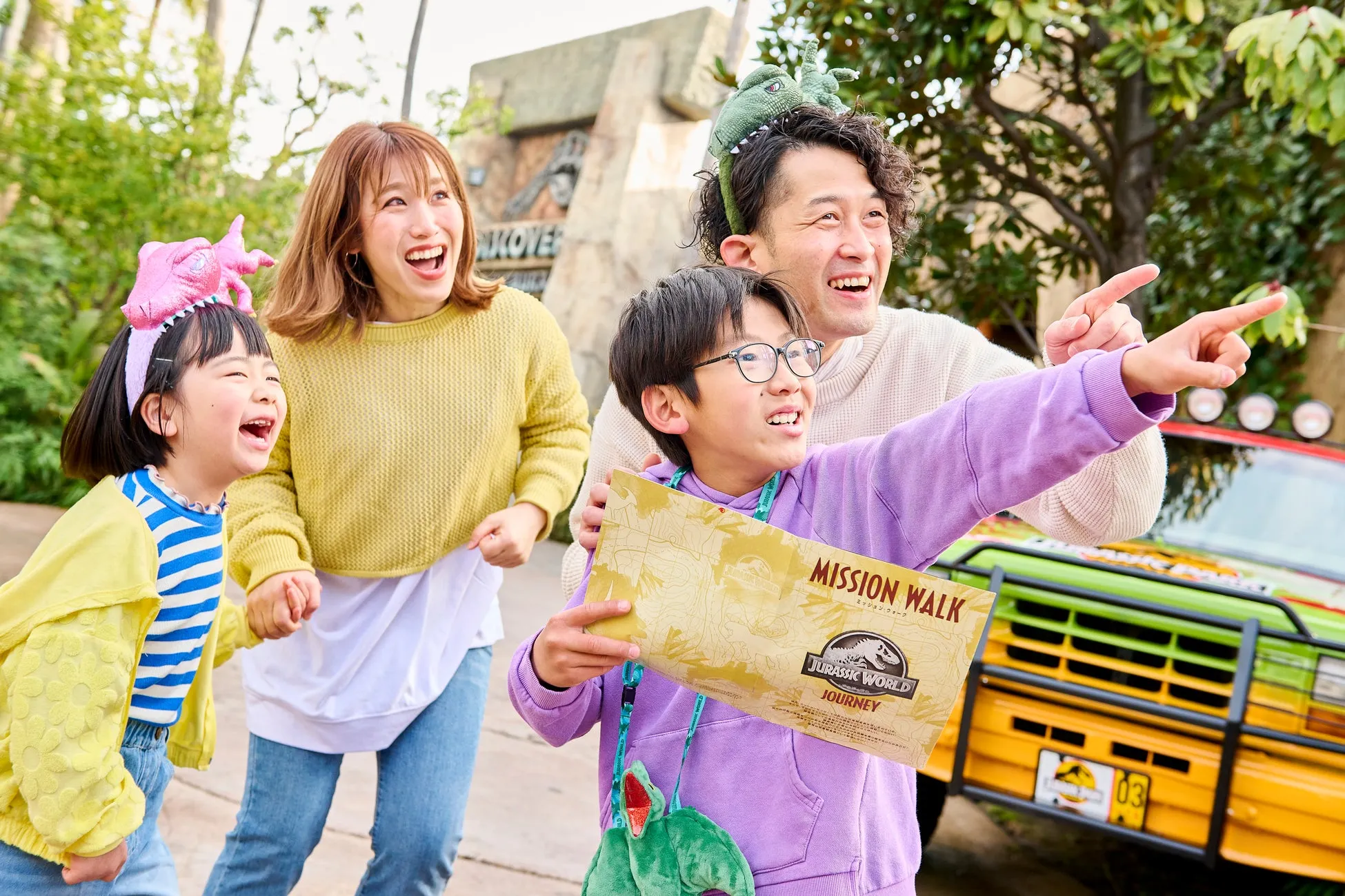 テーマパークで楽しむ家族の写真