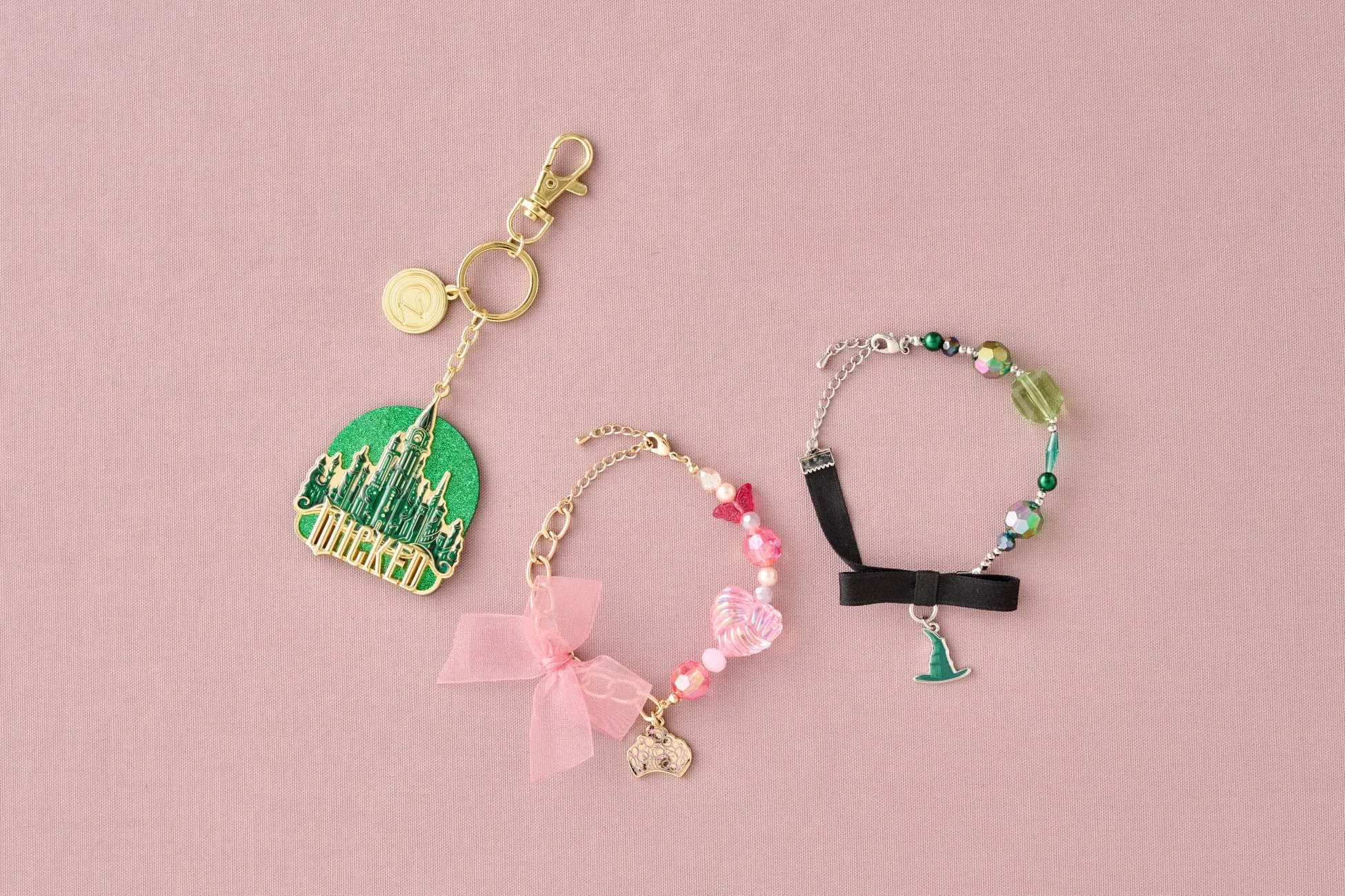 ウィキッド関連グッズのキーチェーンとブレスレット