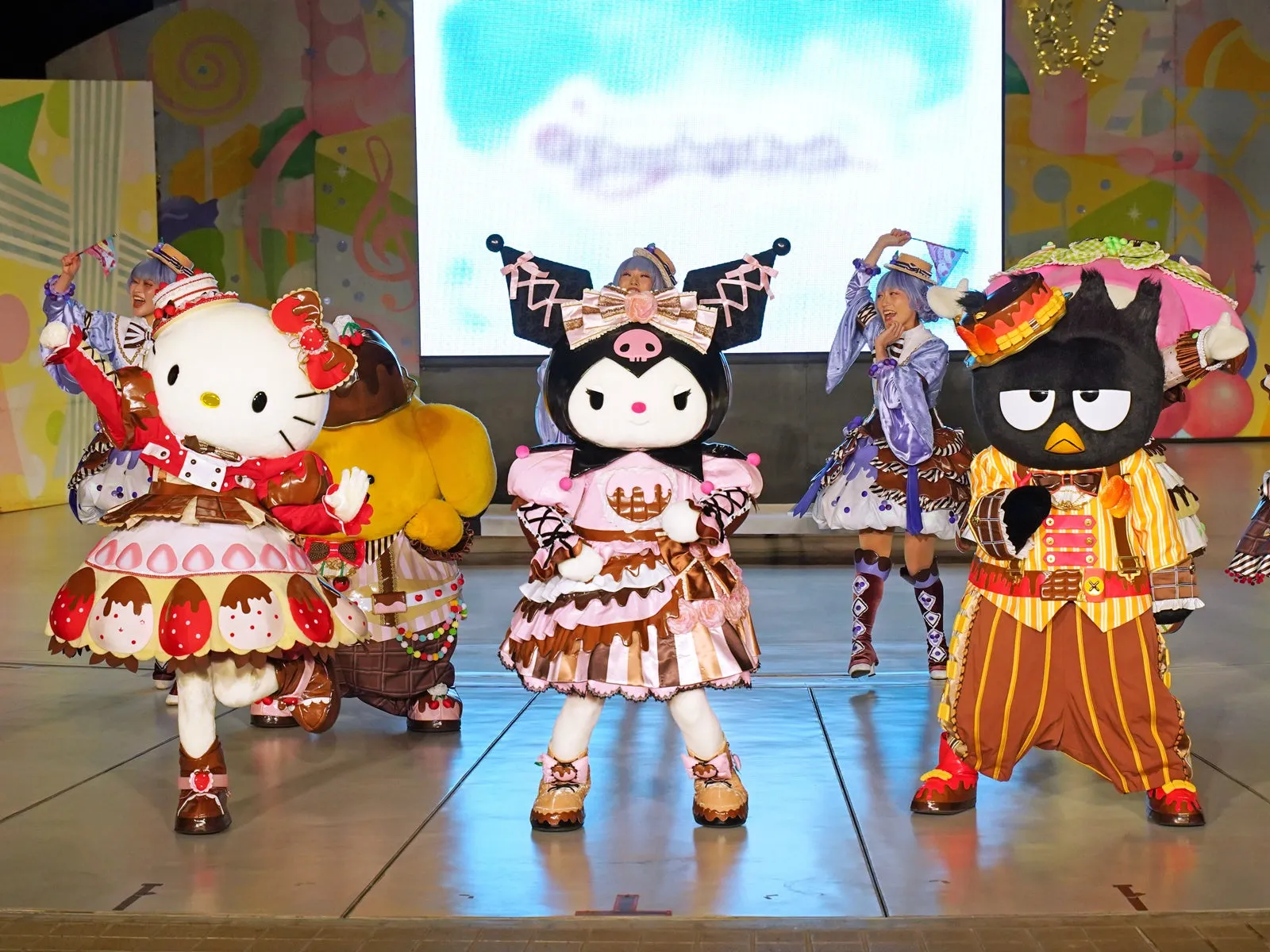 サンリオキャラクターズがフルーツとチョコレートの衣装でステージに