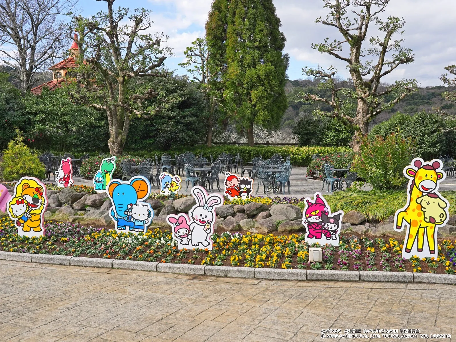 ハーモニーランドのキャラクターパネルと庭園
