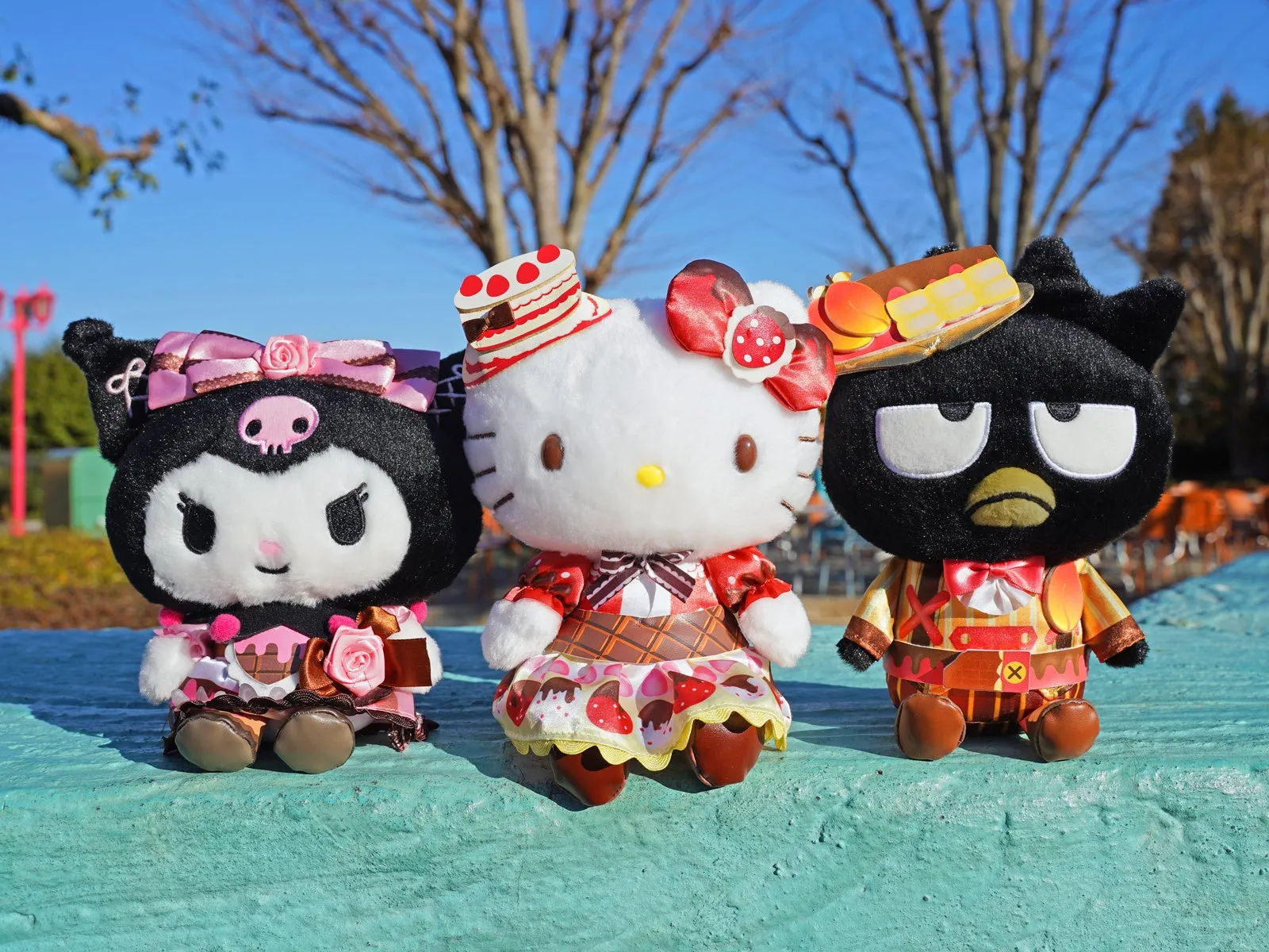 サンリオキャラクターズがチョコレートとフルーツの衣装で並ぶ