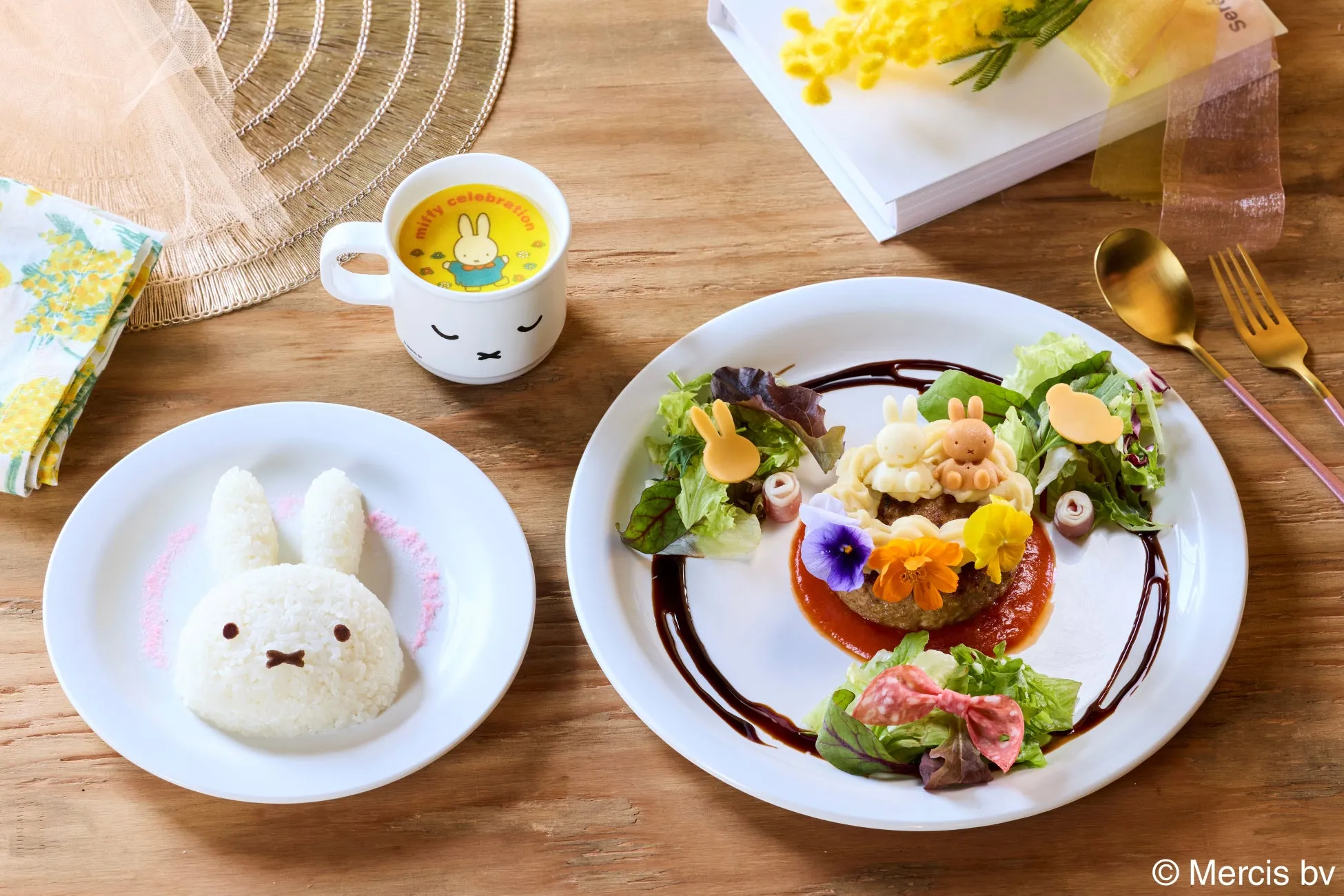 ミッフィーの顔型ご飯とサラダ付きのプレート