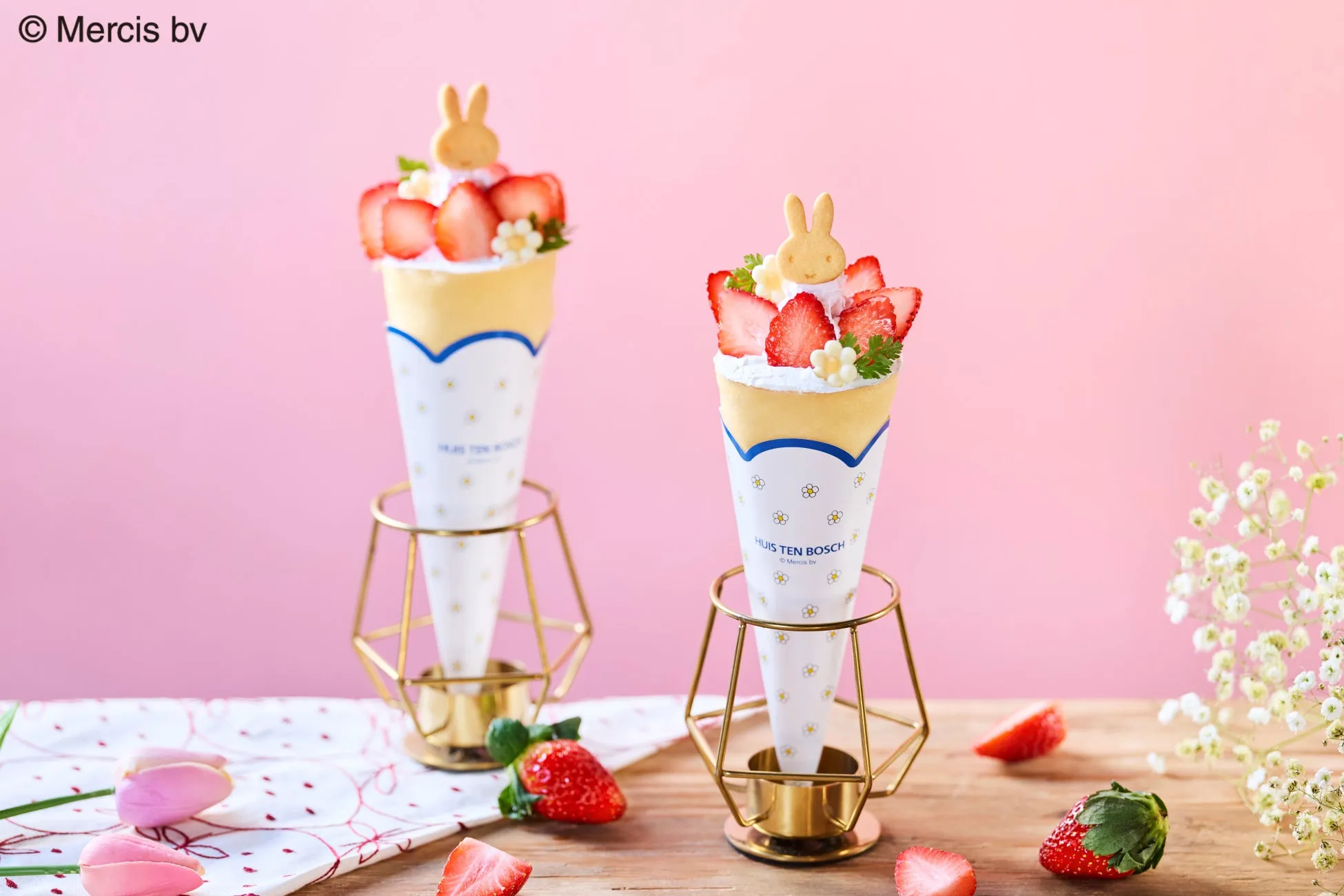 ミッフィーデザインのクレープとイチゴ