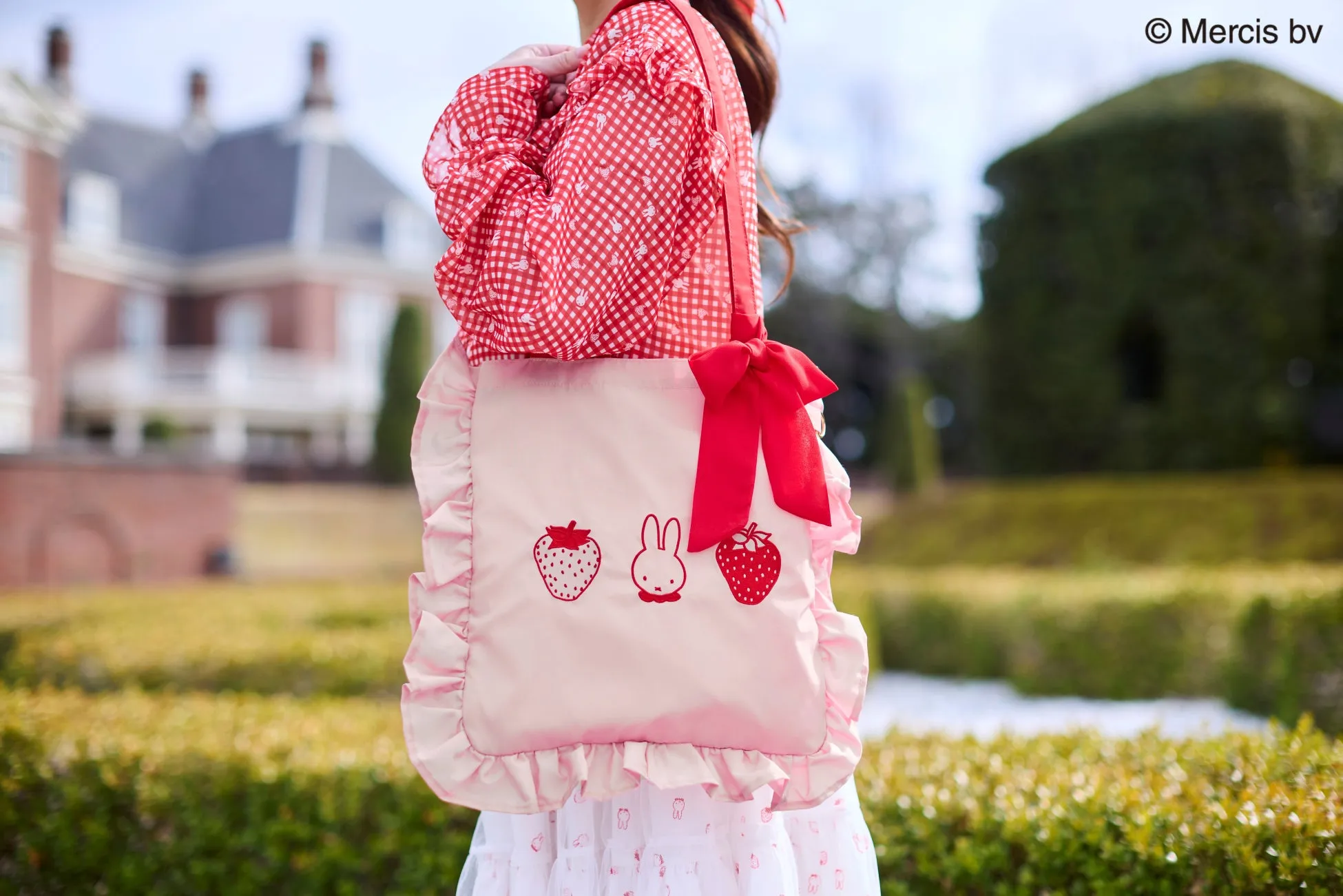 ミッフィーデザインのトートバッグを持つ女性