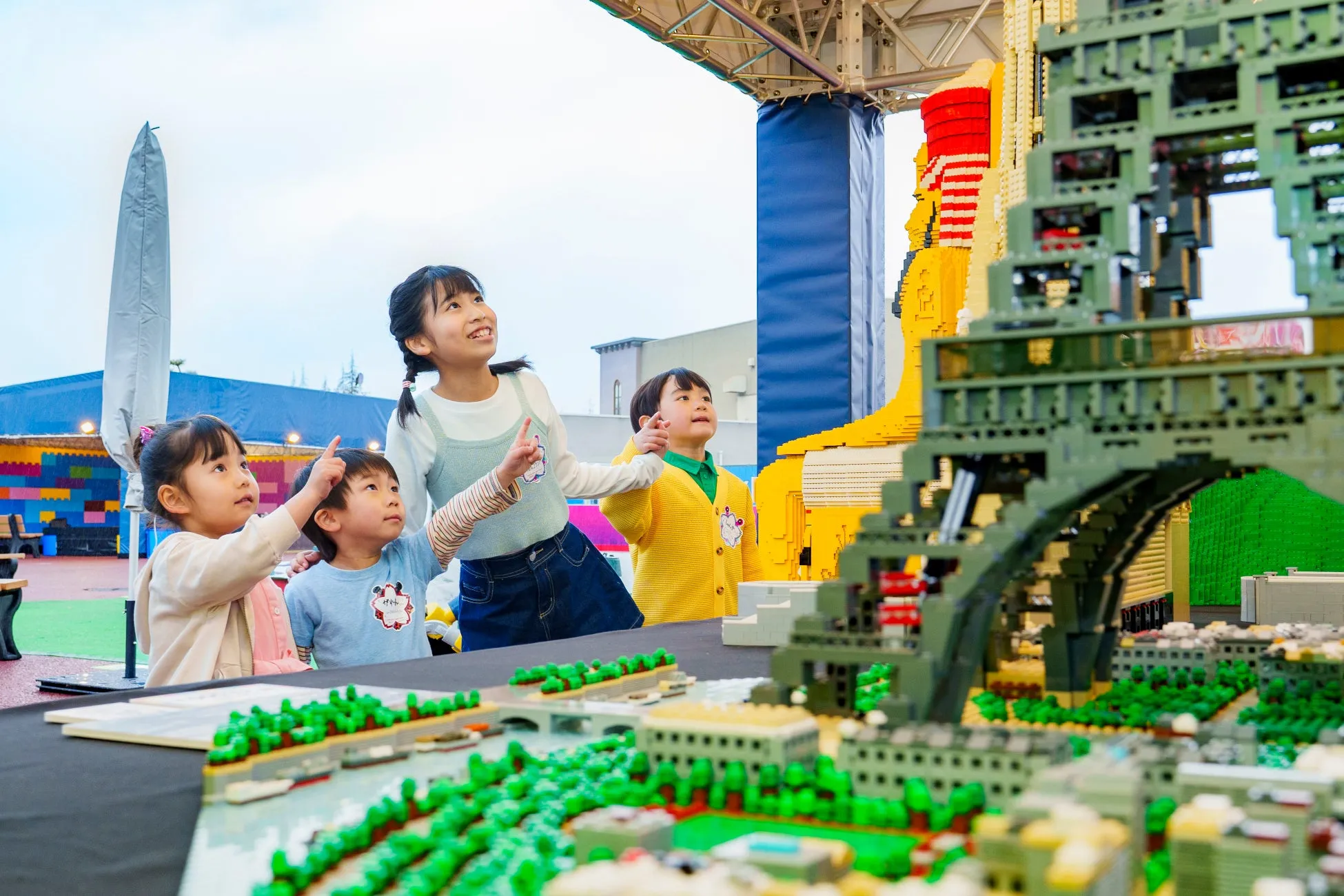 レゴランドで建物を指差す笑顔の子どもたち
