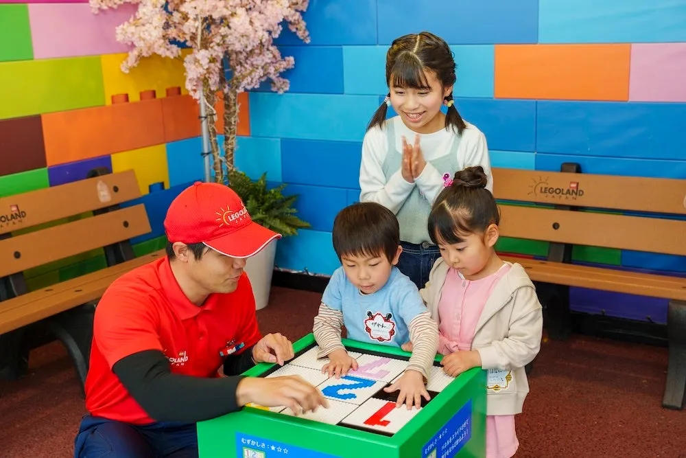 レゴランドで遊ぶ子どもたちとスタッフ