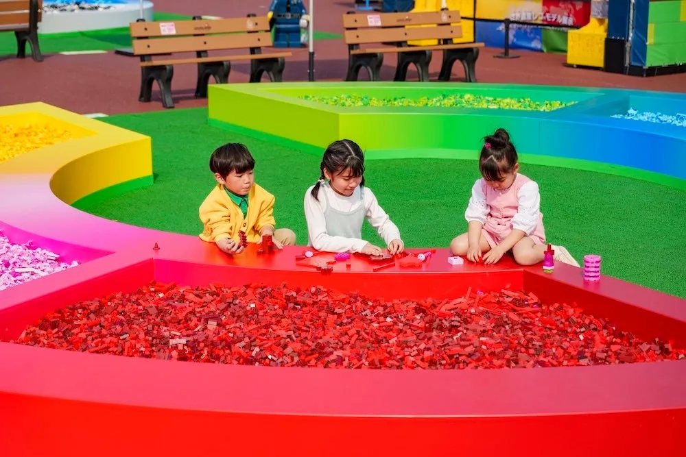 レゴランドのカラフルなブロックプールで遊ぶ子どもたち