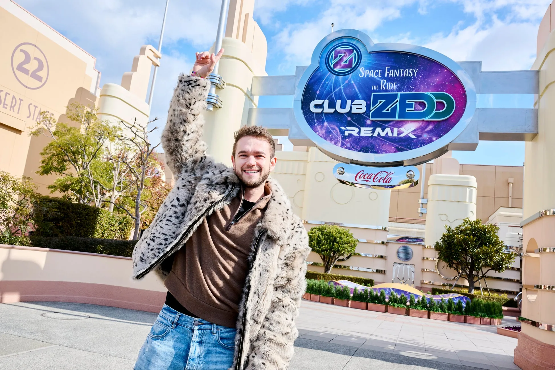 CLUB ZEDD REMIXの前でポーズをとるアーティスト