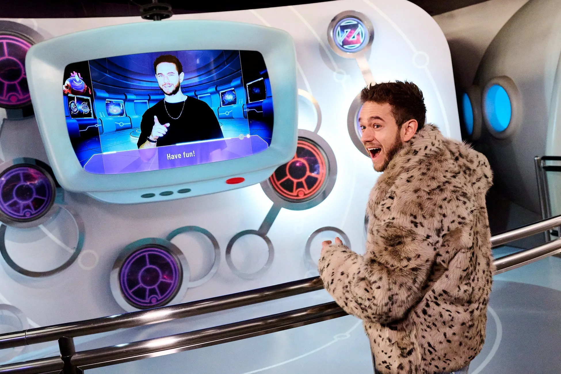 Zedd監修の新アトラクション展示の前で驚く人物