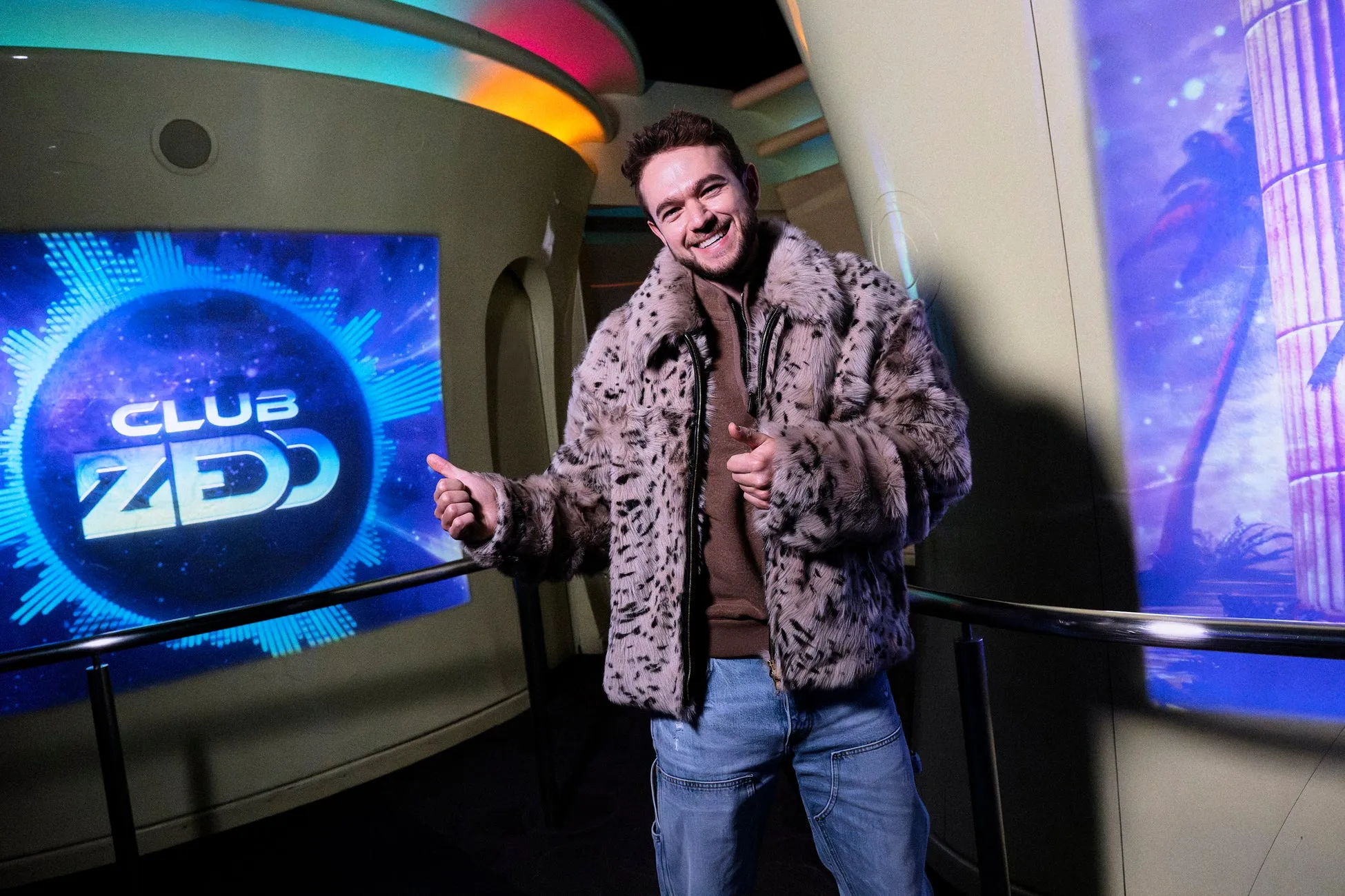Zedd ポーズを取る CLUB ZEDDの前