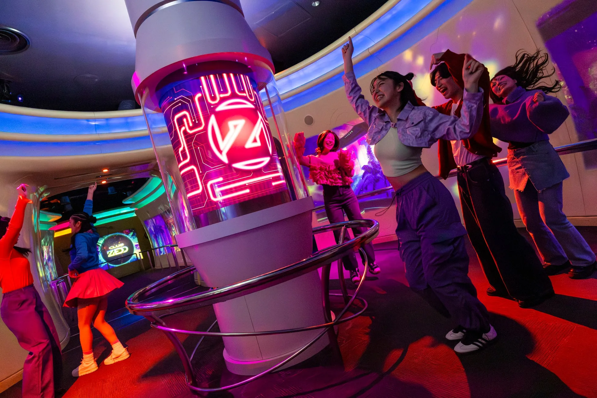 スペース・ファンタジー・ザ・ライドで踊る人々