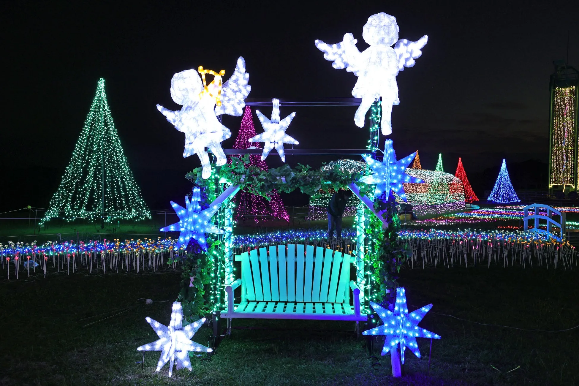 イルミネーションが施されたベンチと天使