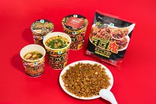 ファミリーマート新作は「すず鬼」監修！スタミナ満点冷凍メシ＆ワンタンスープなどが登場