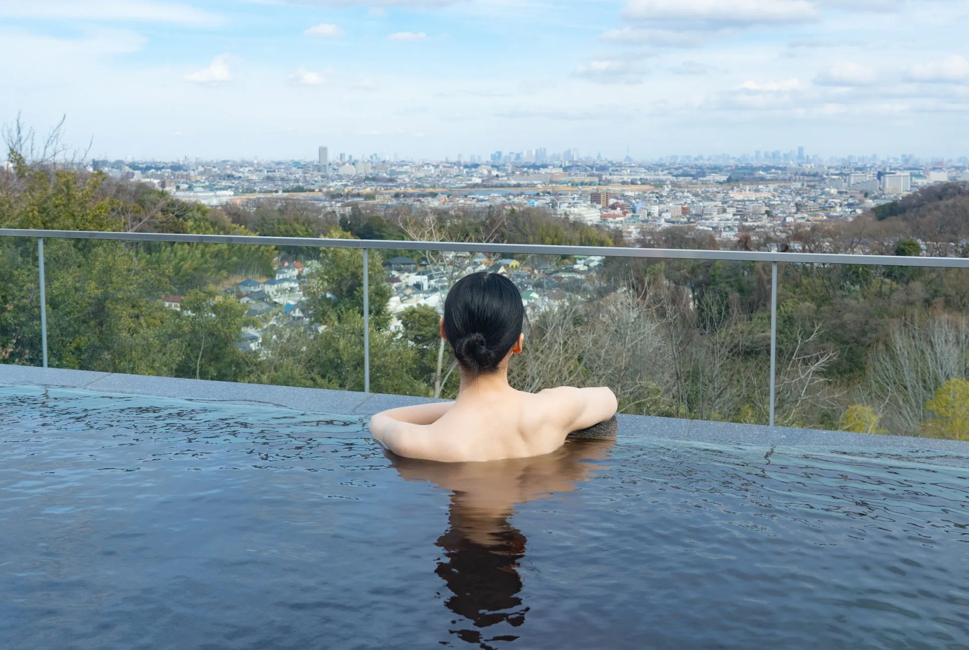 露天風呂からの絶景と女性の後姿