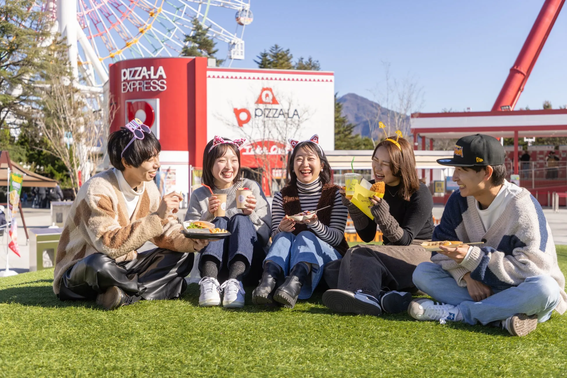 富士急ハイランドで食事を楽しむ若者たち