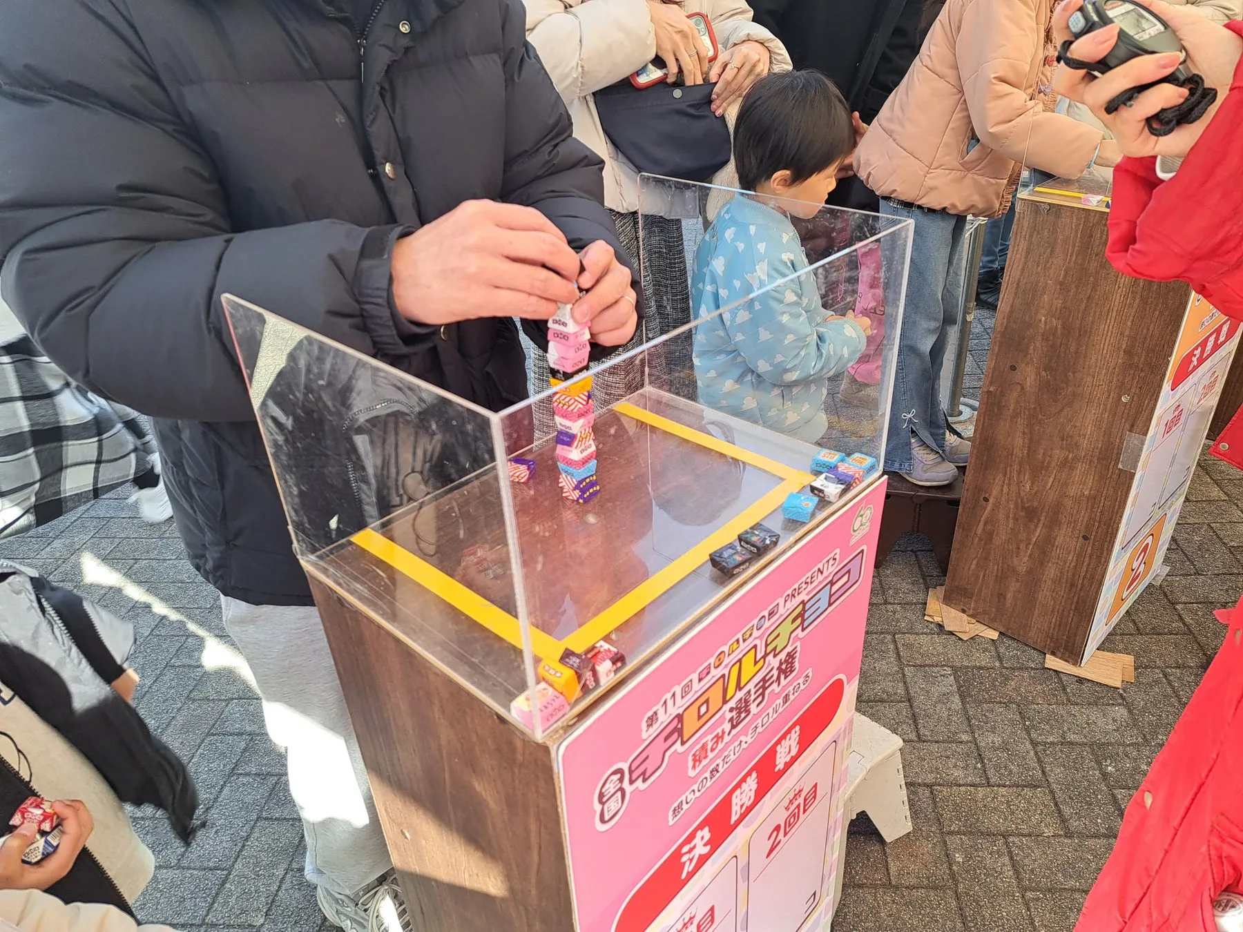 チロルチョコ積み選手権キッズ部門の様子