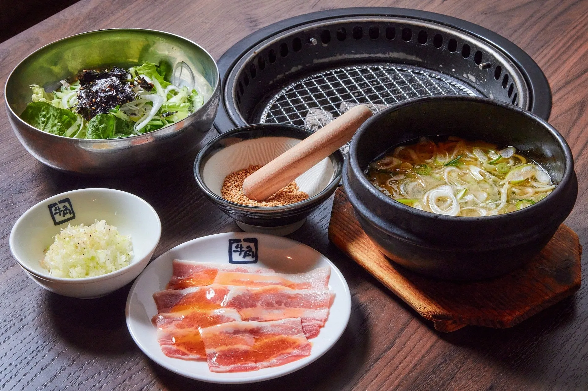 ねぎ塩豚カルビ、チョレギサラダ、石鍋ごまねぎ塩ラーメン