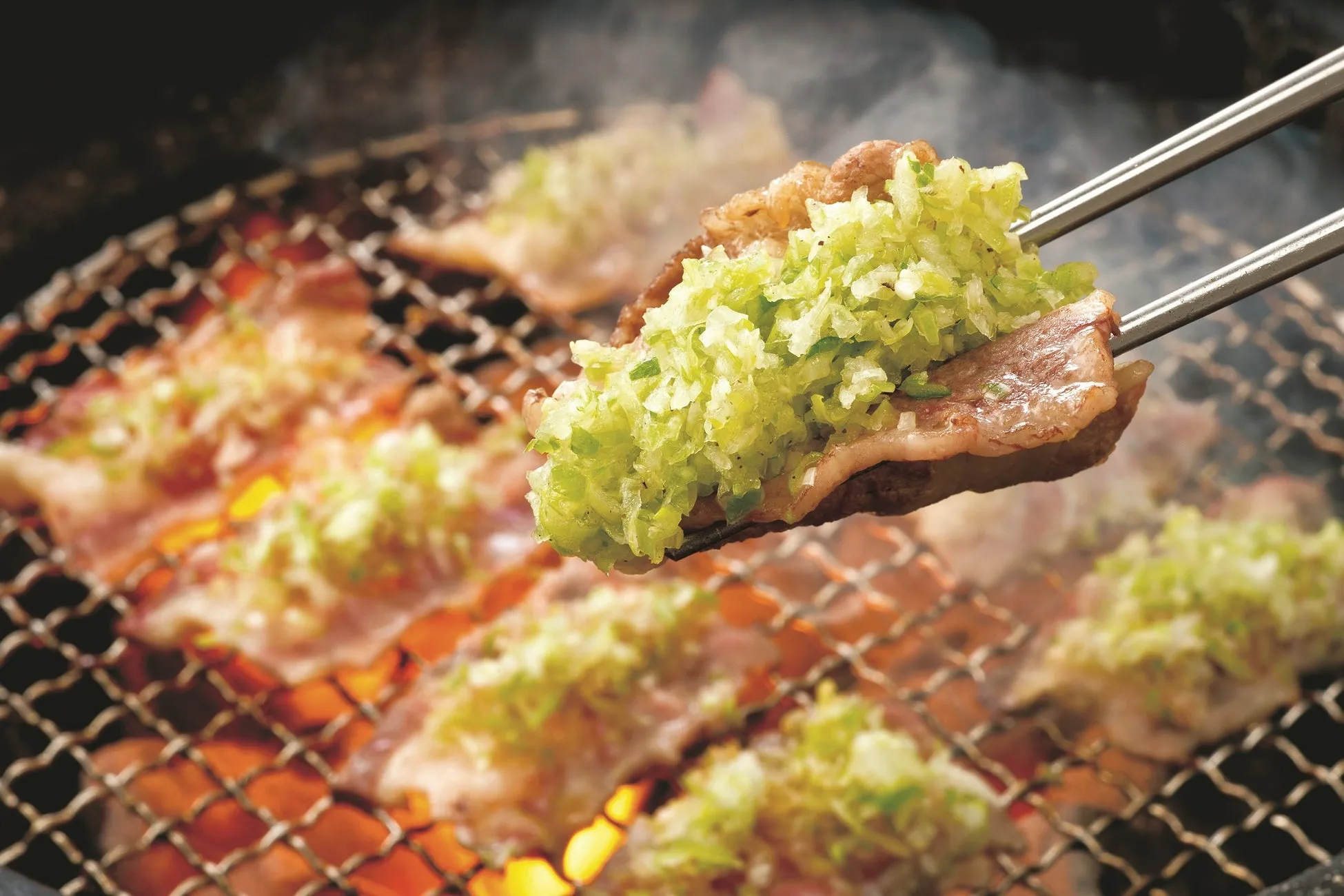 ねぎ塩豚カルビ:万能トッピングのねぎミジン使用