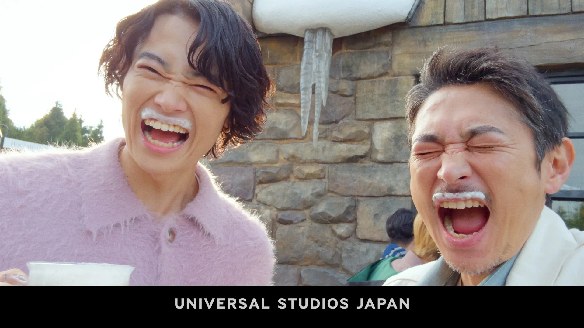 ユニバーサル・スタジオ・ジャパンで笑う親子
