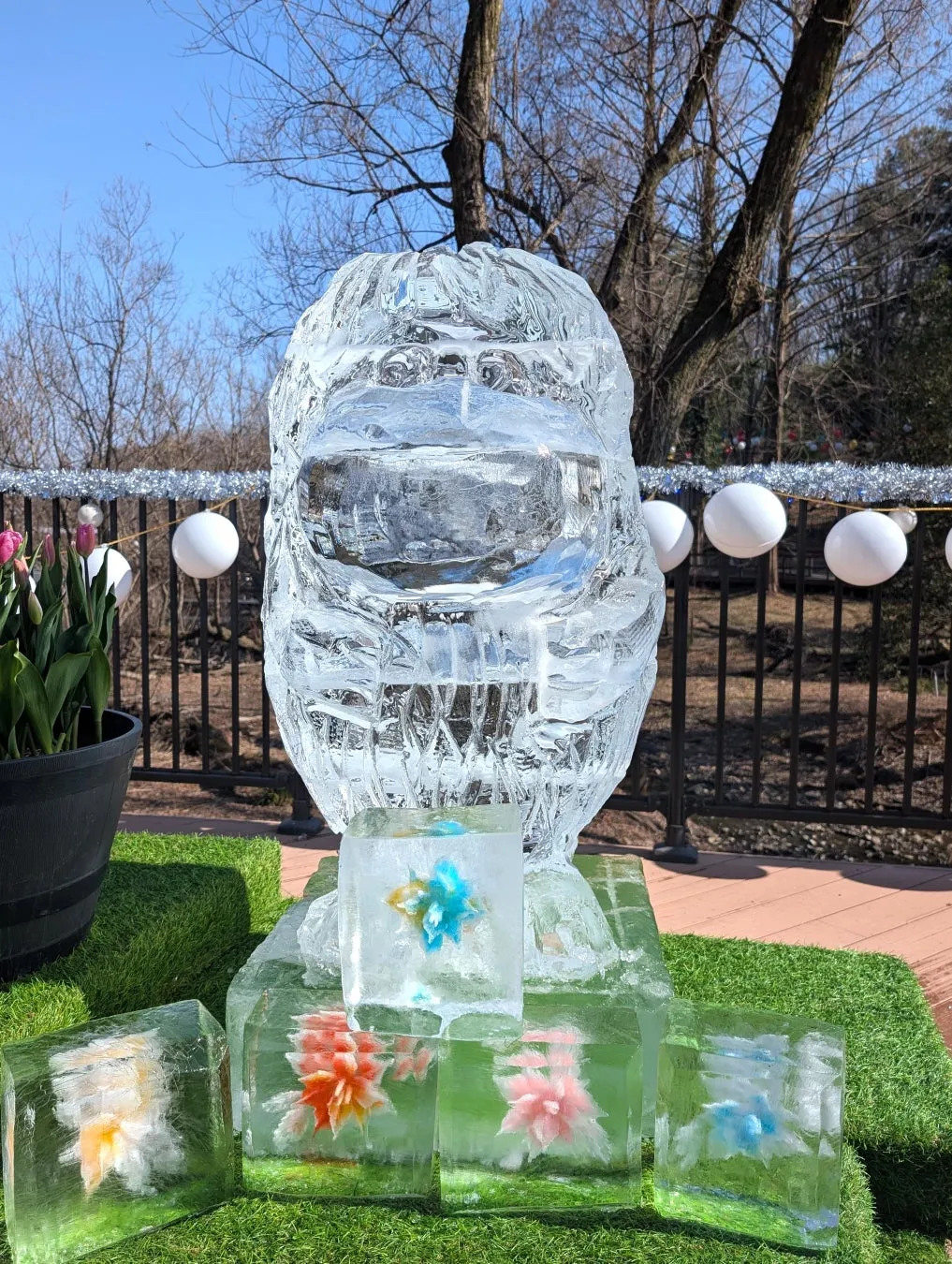 ムーミンの顔の氷彫刻と色とりどりの氷のブロック