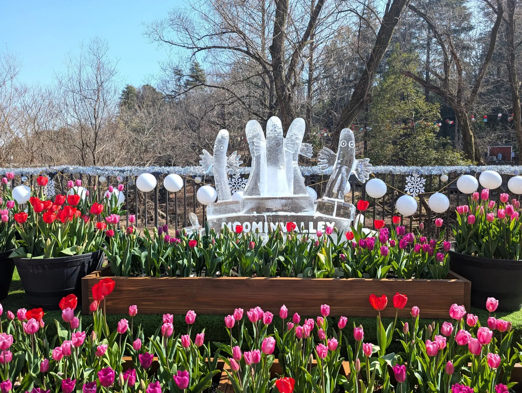 ムーミンバレーパークの氷彫刻とチューリップ