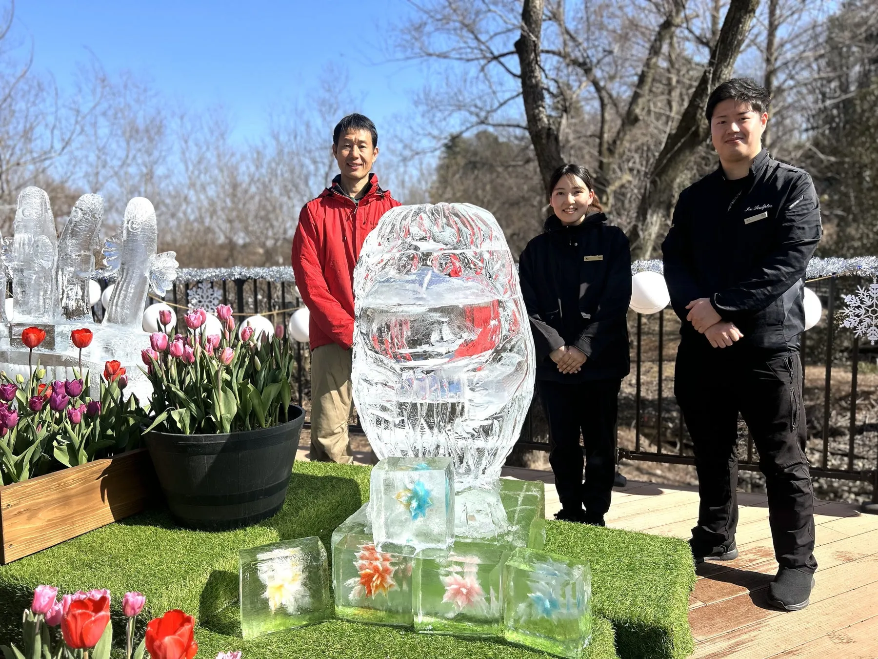 ムーミンバレーパークの氷彫刻展示と来園者
