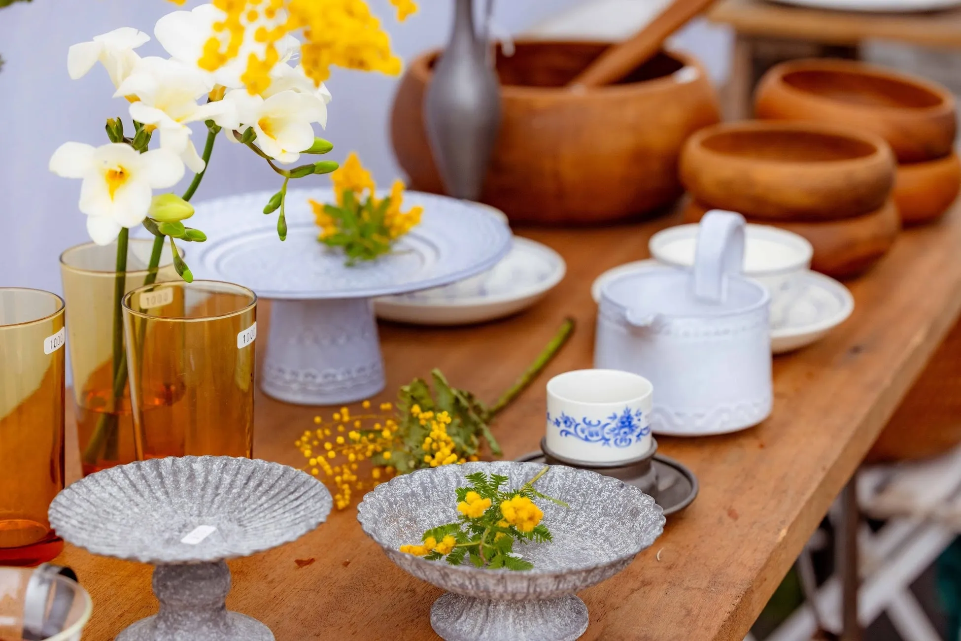 手作りガラス器と木製食器、黄色い花