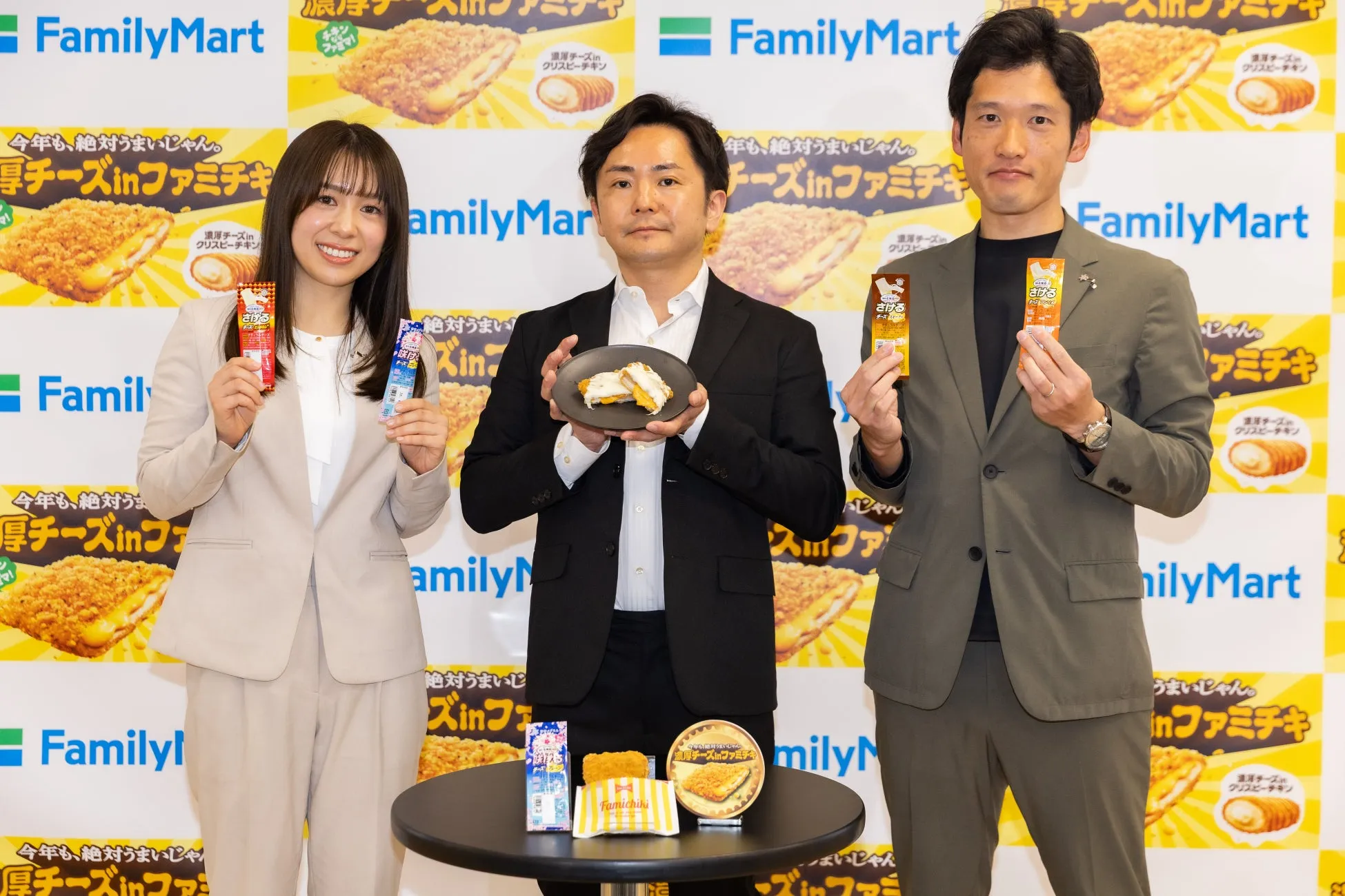 チーズを試食している様子