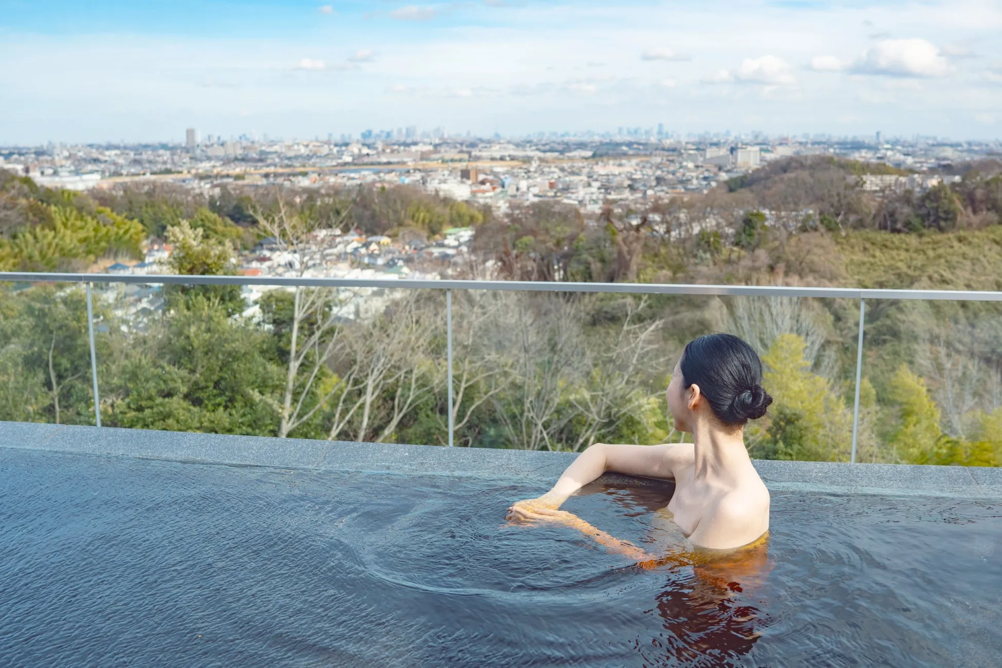 花景の湯からの景色を楽しむ入浴客