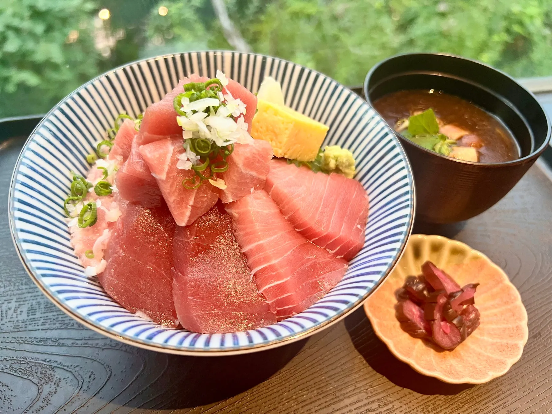 新鮮なマグロが盛られた海鮮丼と味噌汁、漬物