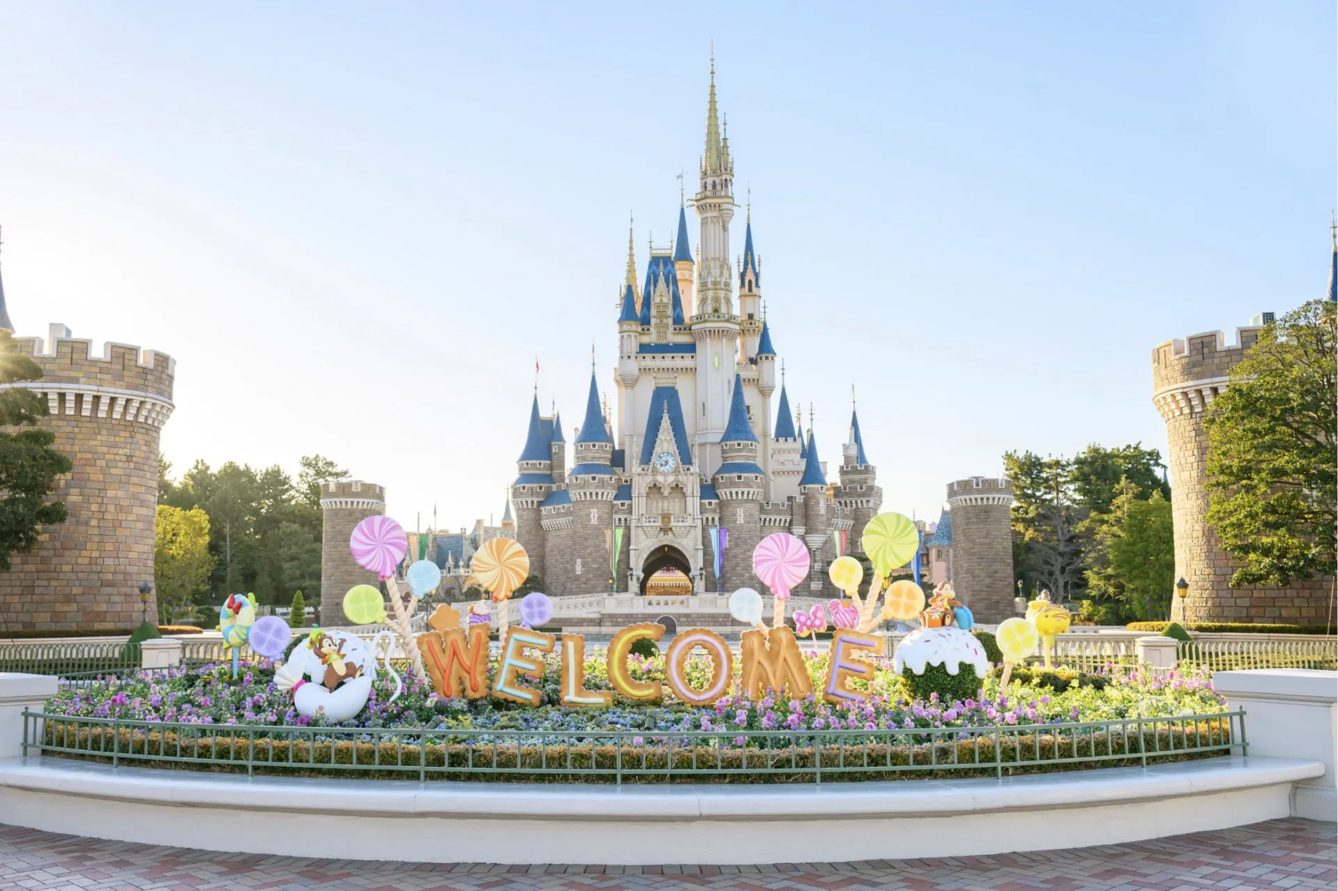 東京ディズニーランド、シンデレラ城前のカラフルなイベント装飾