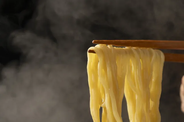こだわりのフライ麺でワシワシとした食感の中華そばとみ田監修豚ラーメン