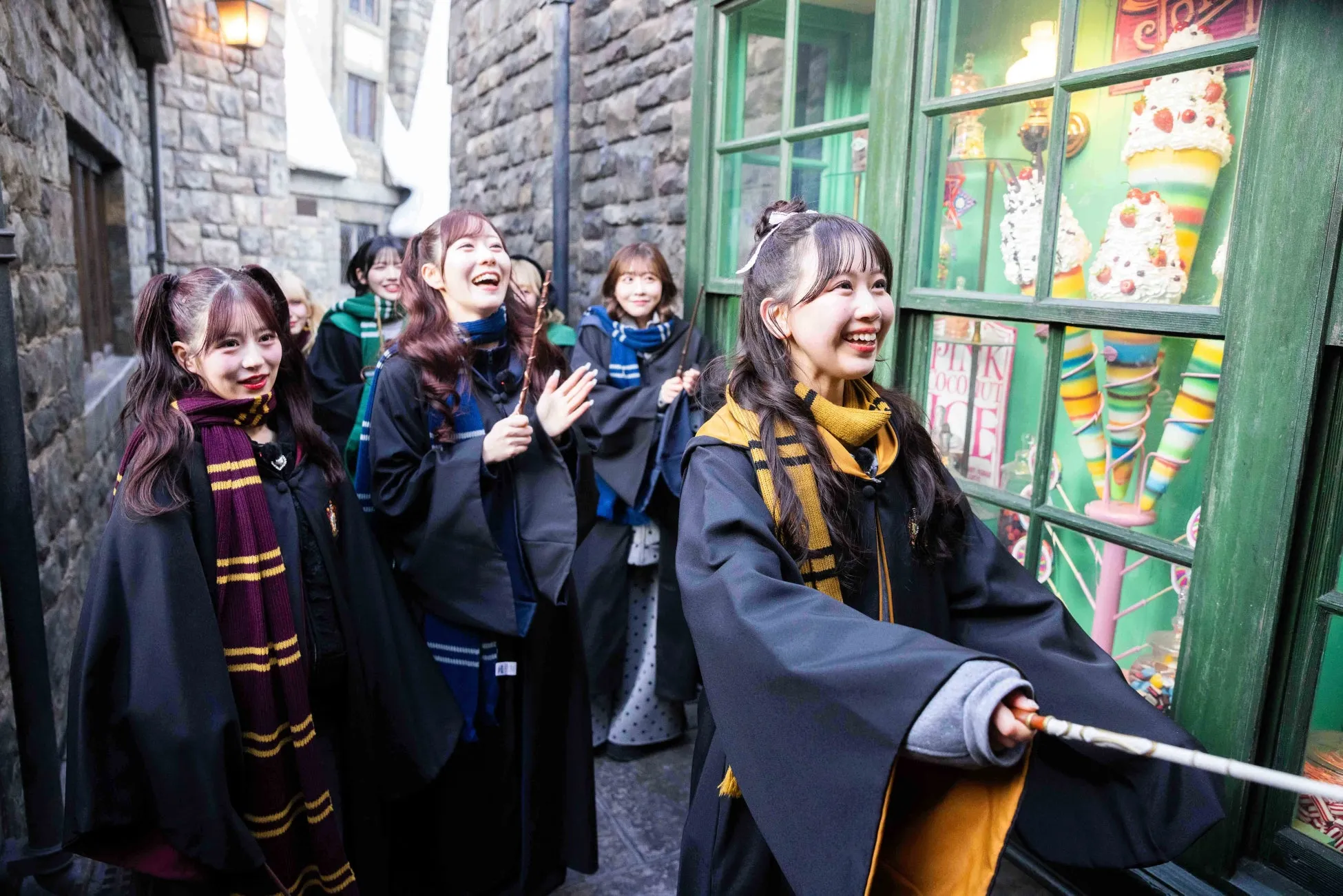 学生たちが魔法の衣装で笑顔