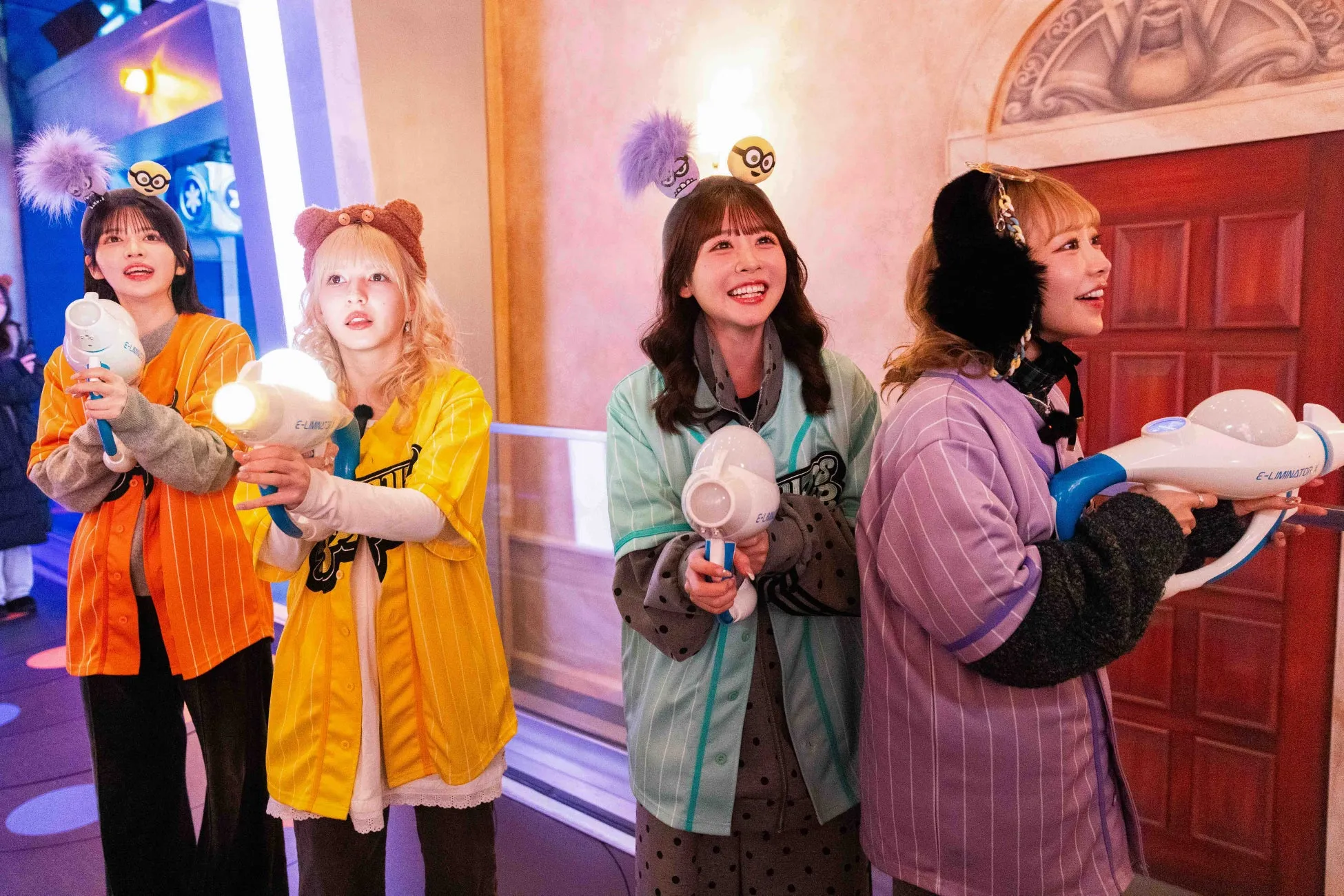 FRUITS ZIPPERとCUTIE STREETのメンバーが明るいユニホームを着ている