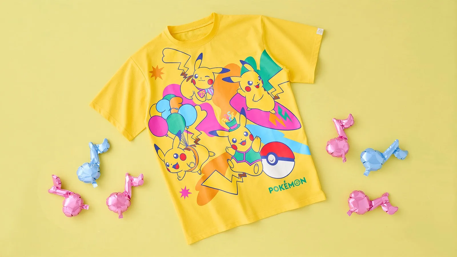 カラフルなピカチュウTシャツとフィギュア