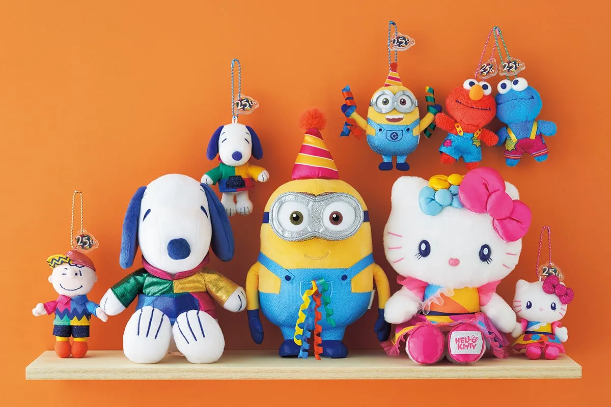 25周年記念のカラフルなキャラクターぬいぐるみ