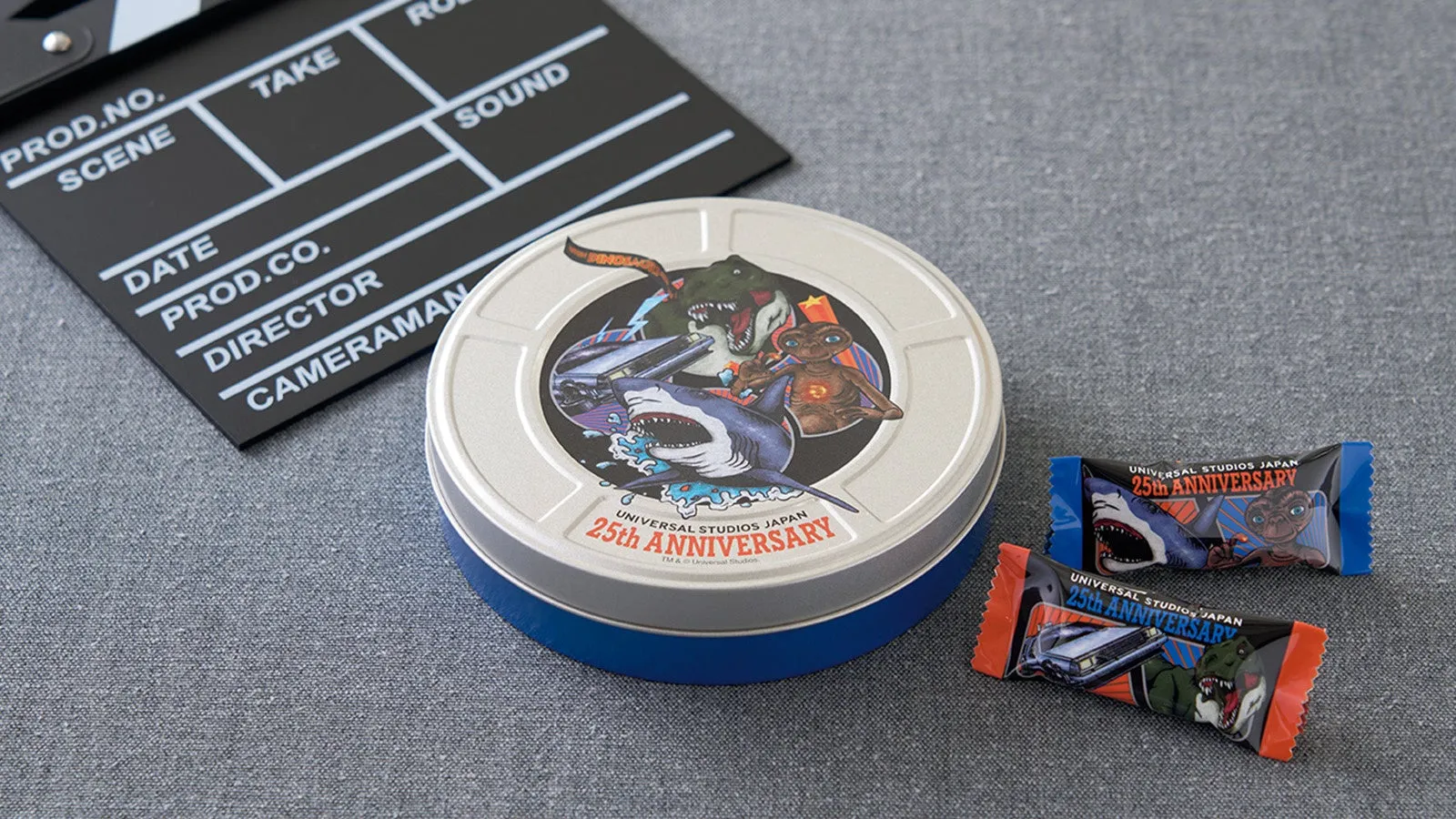 ユニバーサル・スタジオ・ジャパン25周年記念缶とお菓子