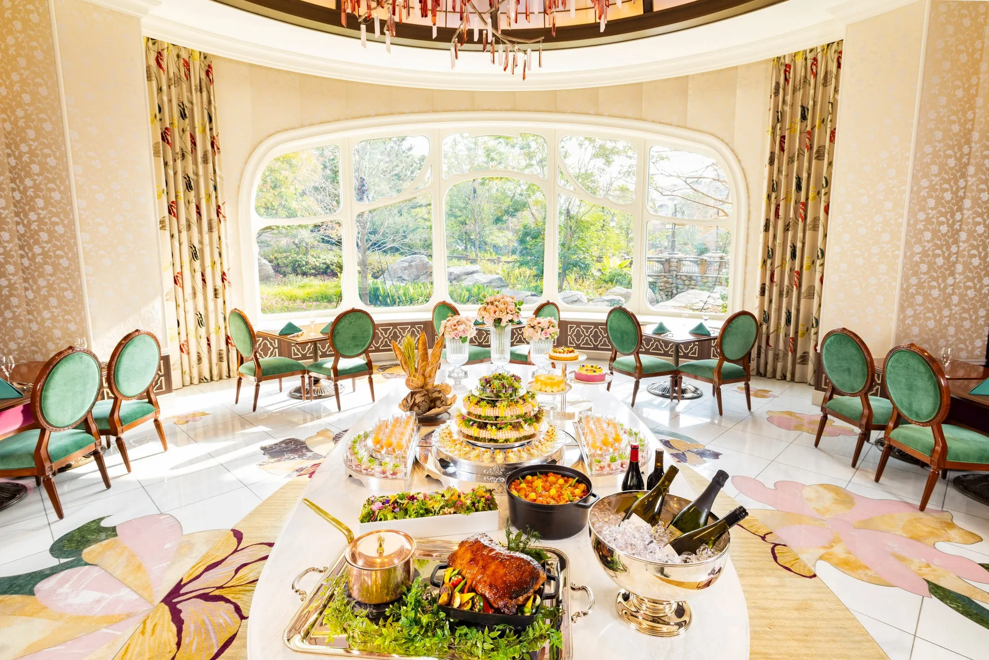 東京ディズニーシーのフード＆ワインフェスティバルの美しいダイニングエリア