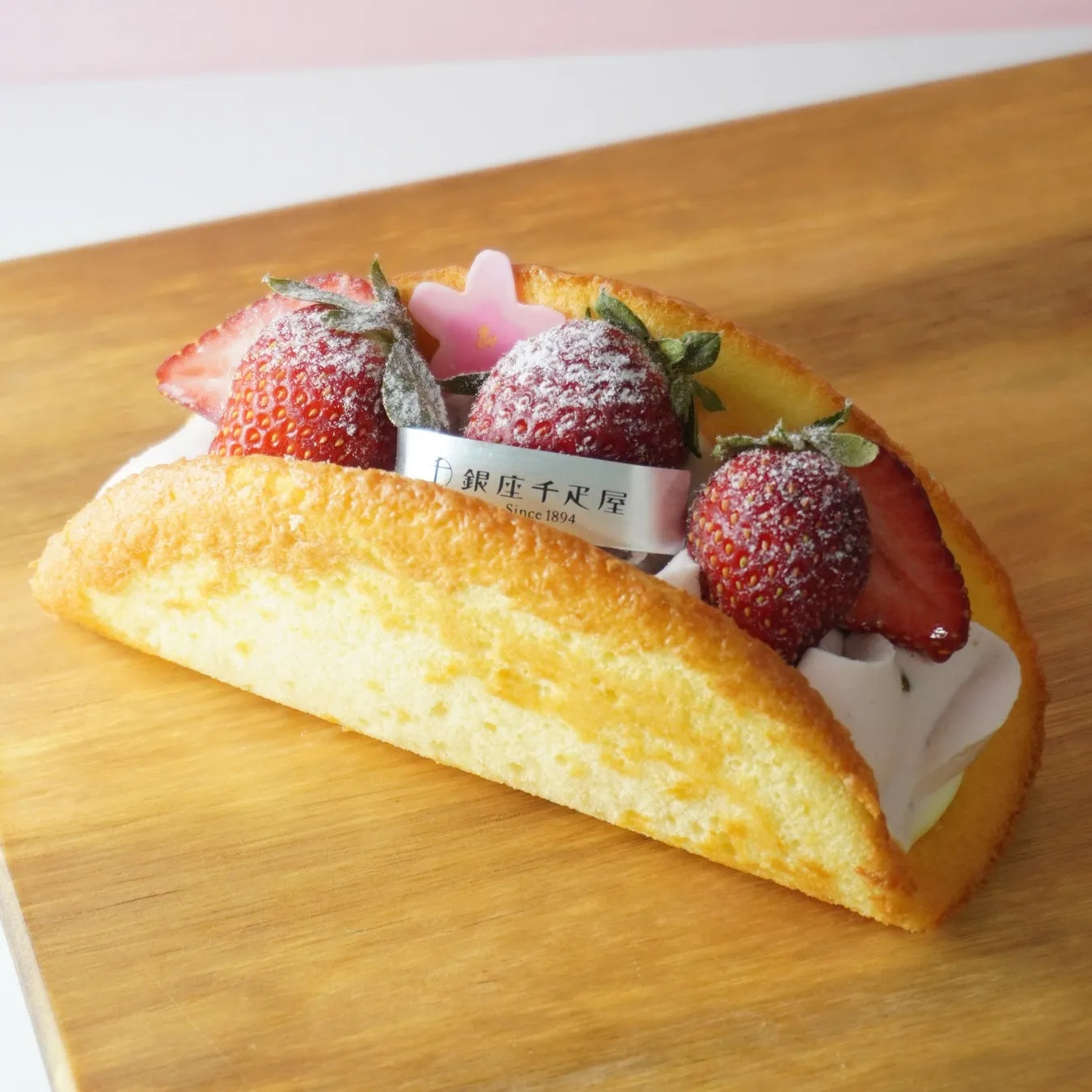 東京ギフトパレット限定、桜香るクリームの桜のオムレット【パティスリー銀座千疋屋】