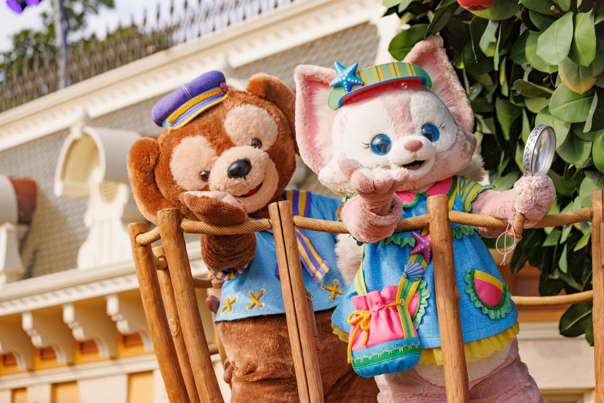 メインストリートUSAで開催されるHKDL史上最大規模のパレード「フレンドタスティック！」でパレードフロートに登場するダッフィー＆フレンズ