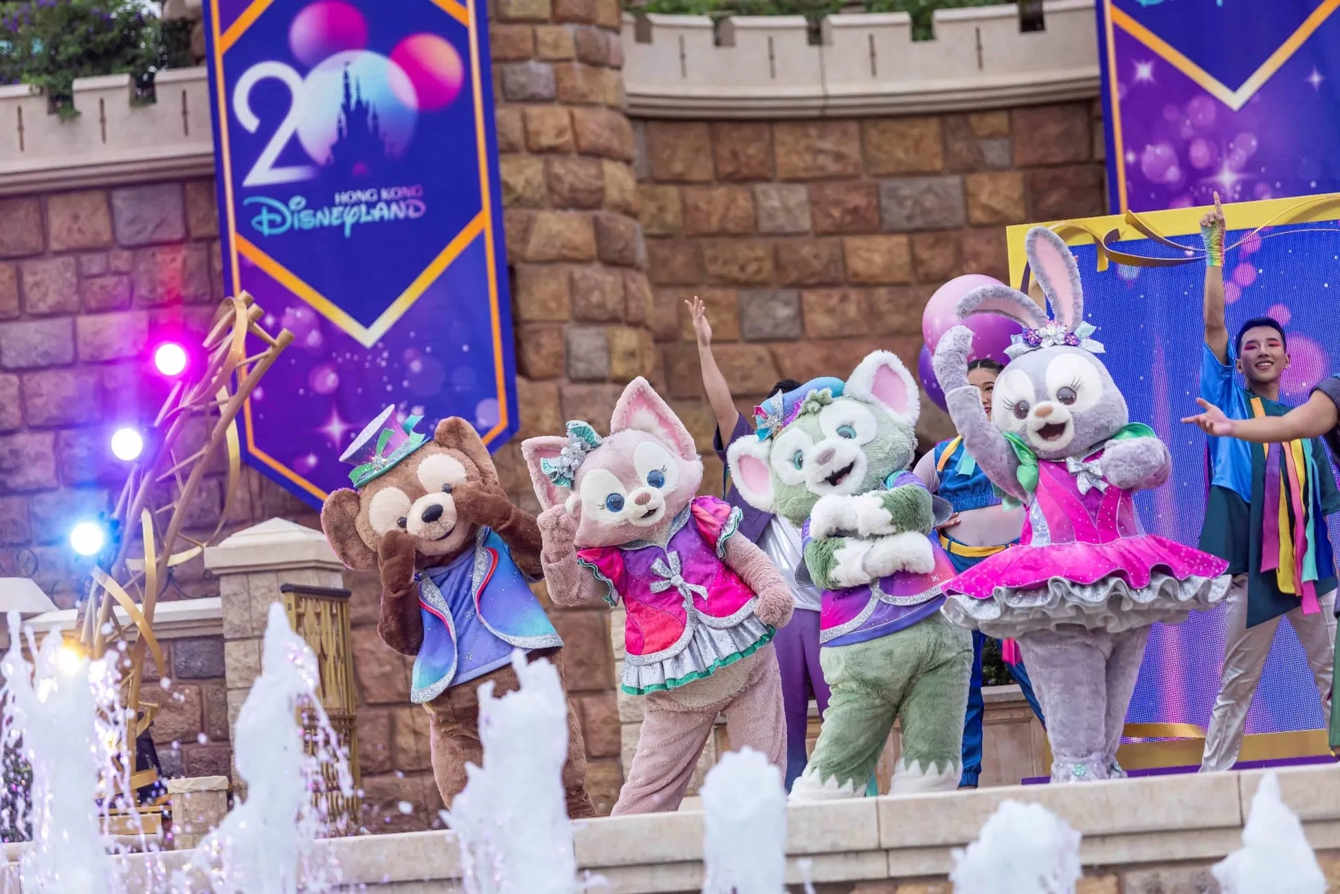 20周年を祝う新衣装をまとったダッフィー＆フレンズ7人の「ディズニー・フレンズ・ライブ：キャッスル・パーティー」ステージショーの様子