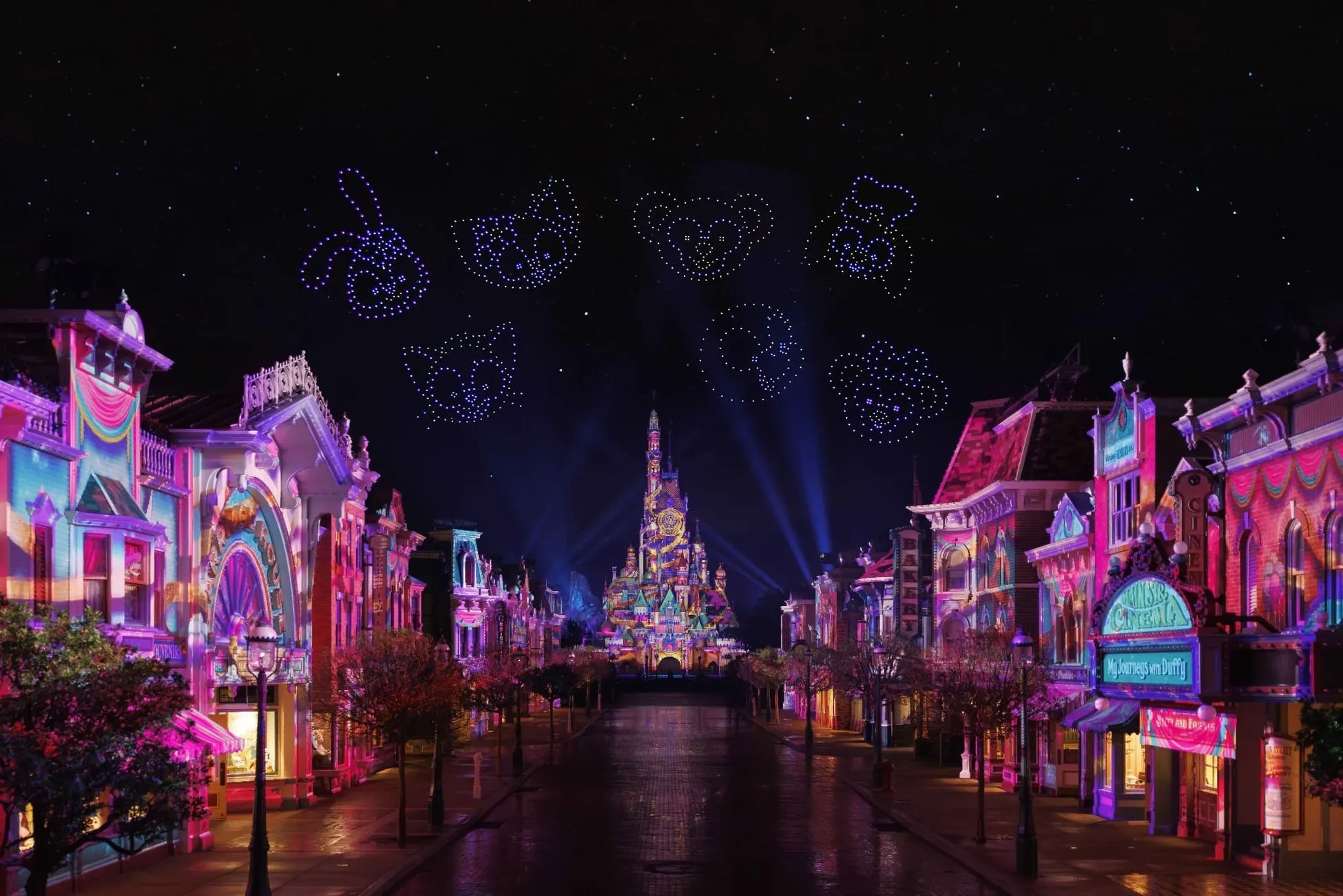 夜空に広がるナイトショー「モーメンタス：パーティー・イン・ナイト・スカイ」でのプロジェクションマッピングや花火