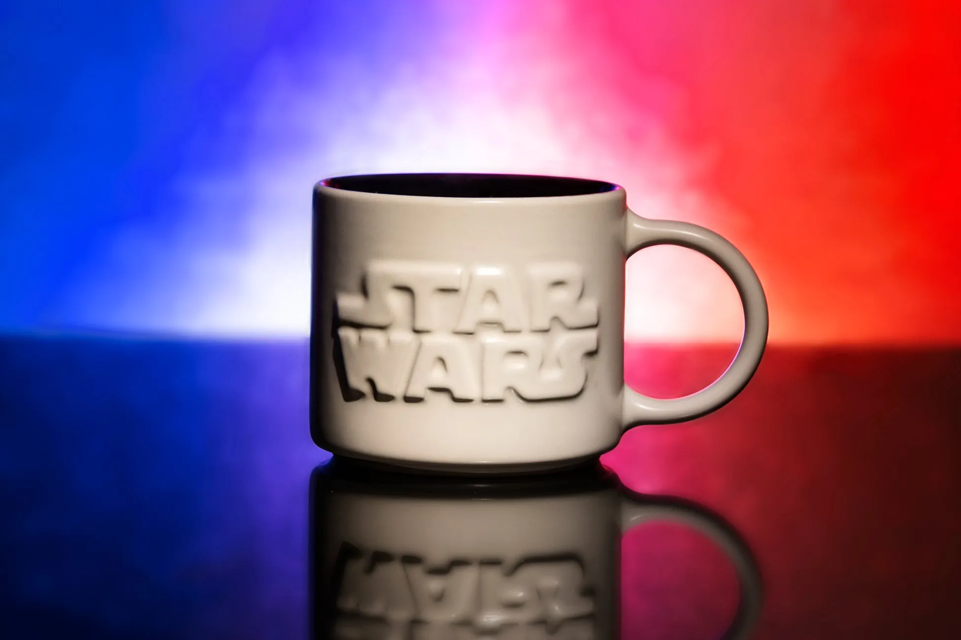 スター・ウォーズのロゴ入り白いマグカップ
